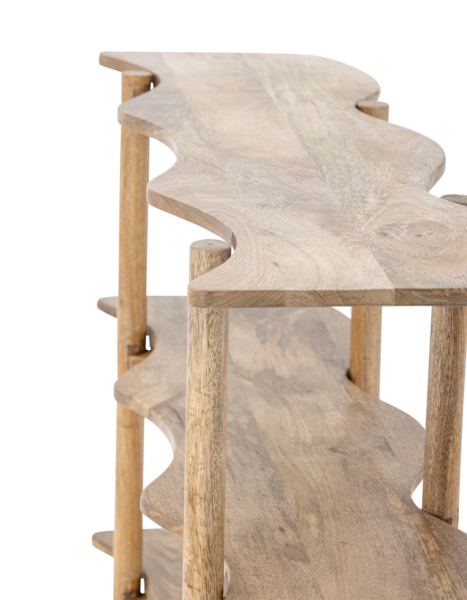 Das Rivoli Bücherregal aus nachhaltigem Mangoholz vereint Funktionalität und natürliches Design für stilvolle Wohnräume.