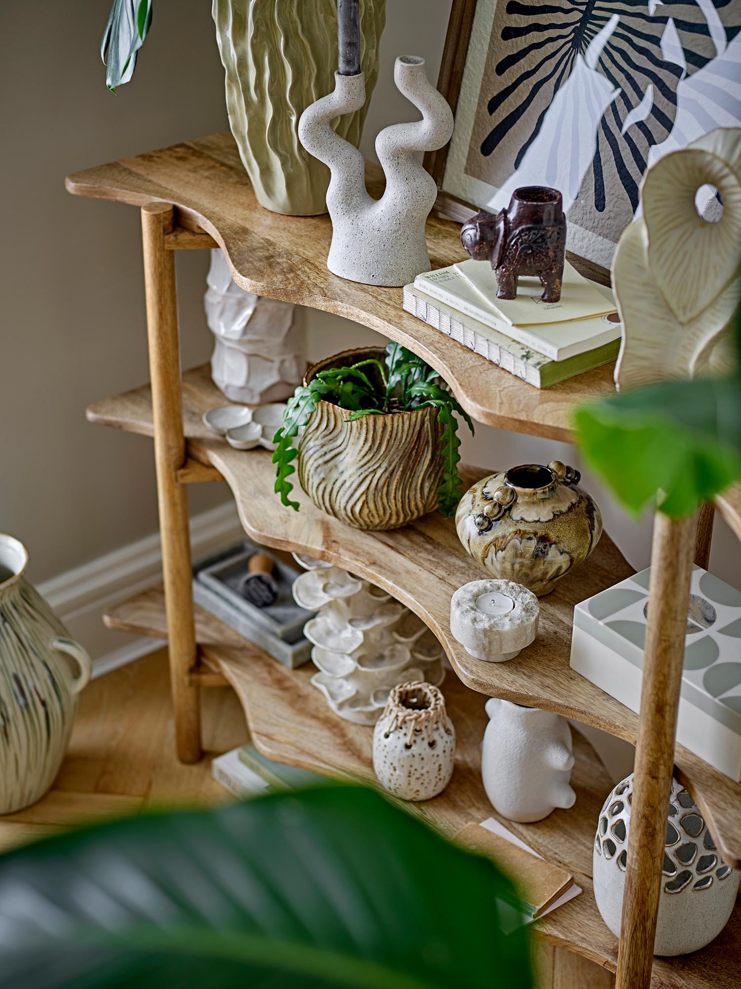 Das Rivoli Bücherregal aus FSC-zertifiziertem Mangoholz bietet stilvolle Aufbewahrung in natürlichem Design für Ihr Zuhause.