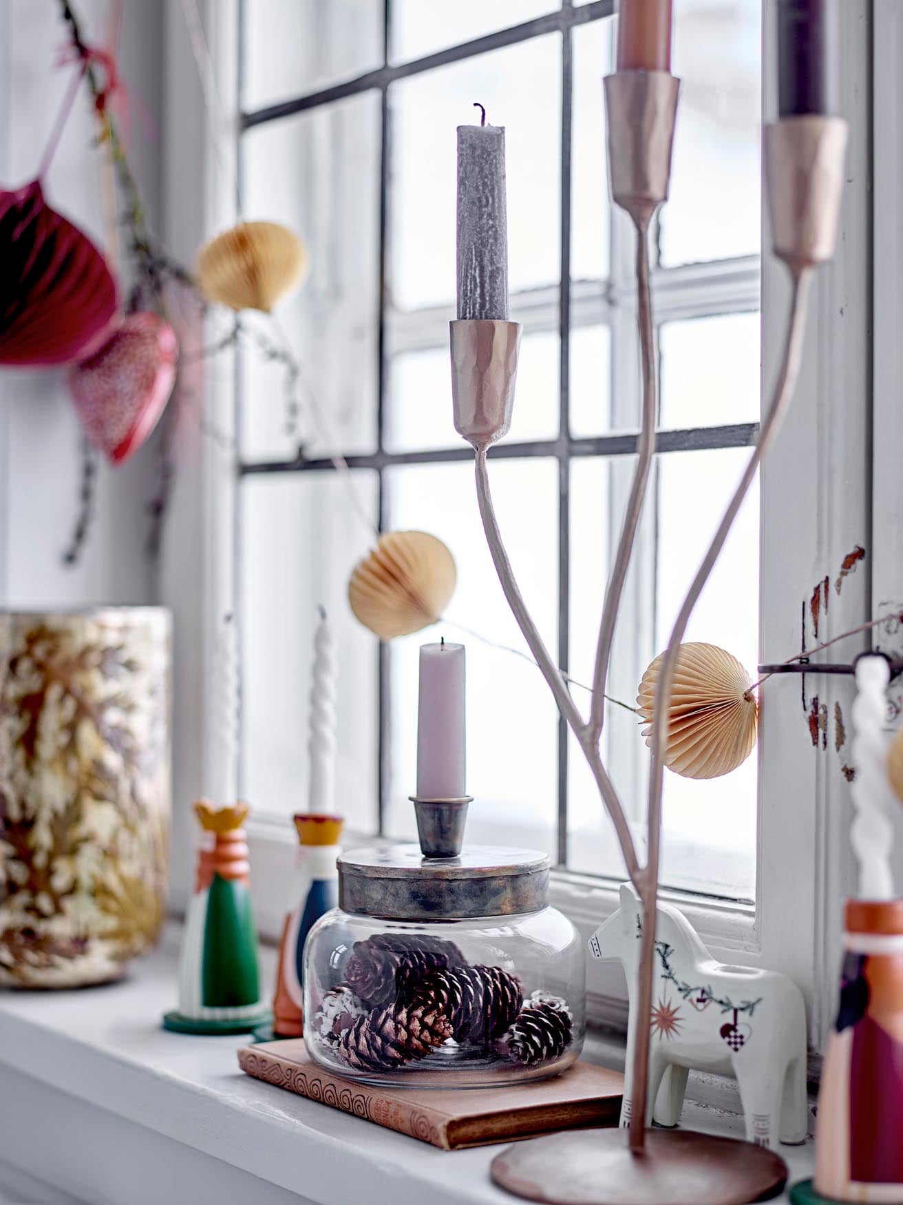 Stilvoller goldener Lorine Kerzenhalter aus Metall von Bloomingville.