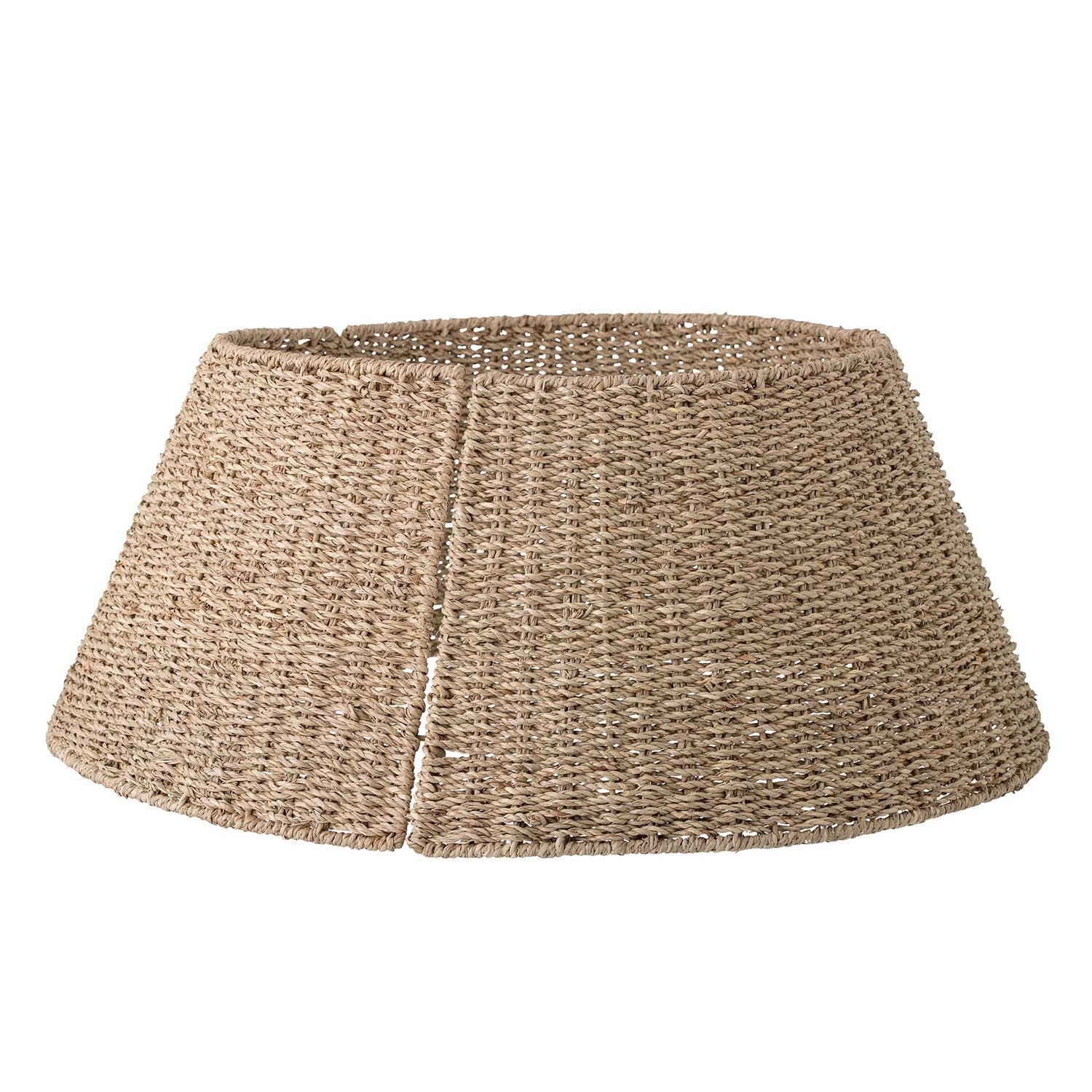 Die Luciella Abdeckung aus Seegras von Bloomingville verleiht Ihrem Weihnachtsbaum rustikale Eleganz und verdeckt stilvoll den Baumständer.