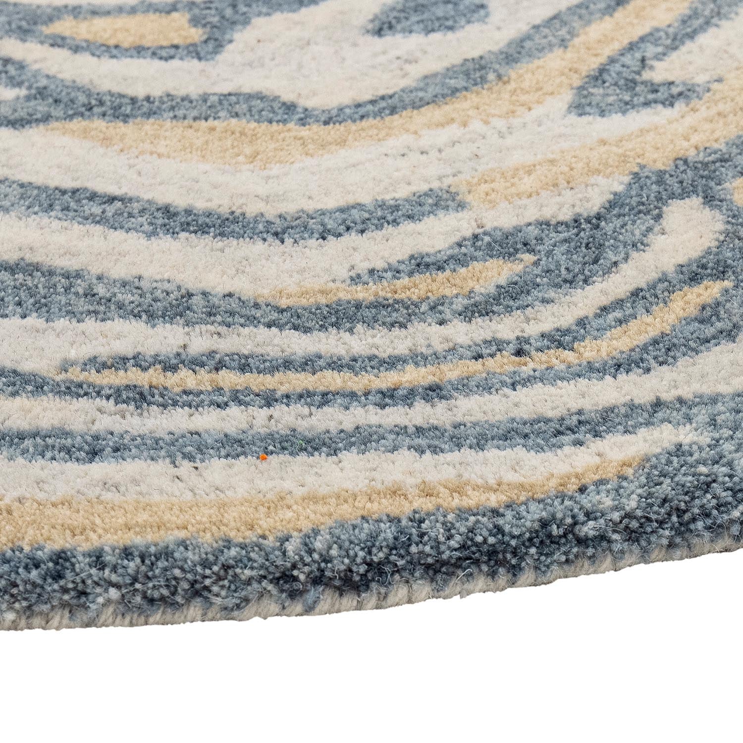 Ein eleganter Tiger-Teppich aus brauner Wolle von Bloomingville, perfekt für ein warmes und stilvolles Zuhause.