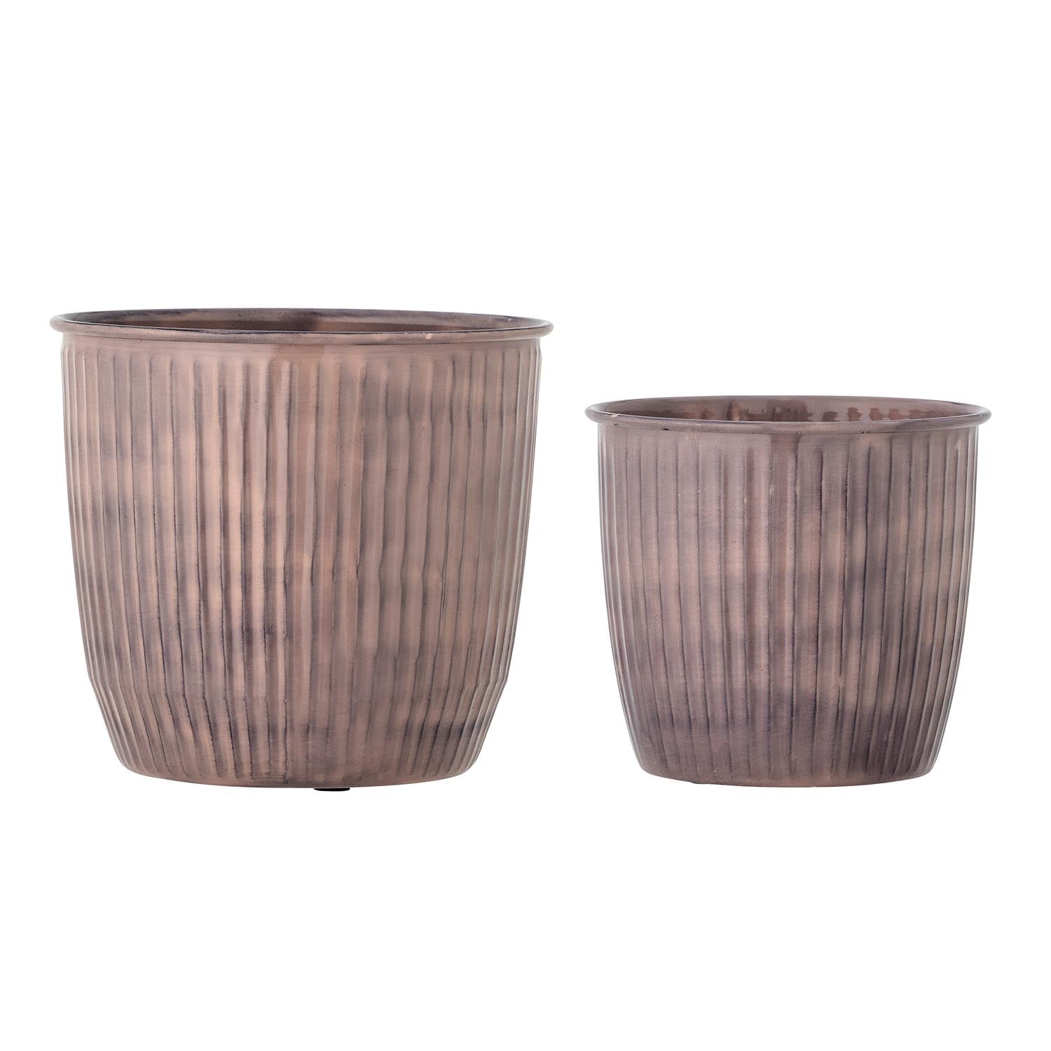 Eleganter Kenzie Blumentopf aus rosa Metall, wetterbeständig, ideal für drinnen & draussen. Set aus 2 Töpfen mit gerippter Textur.