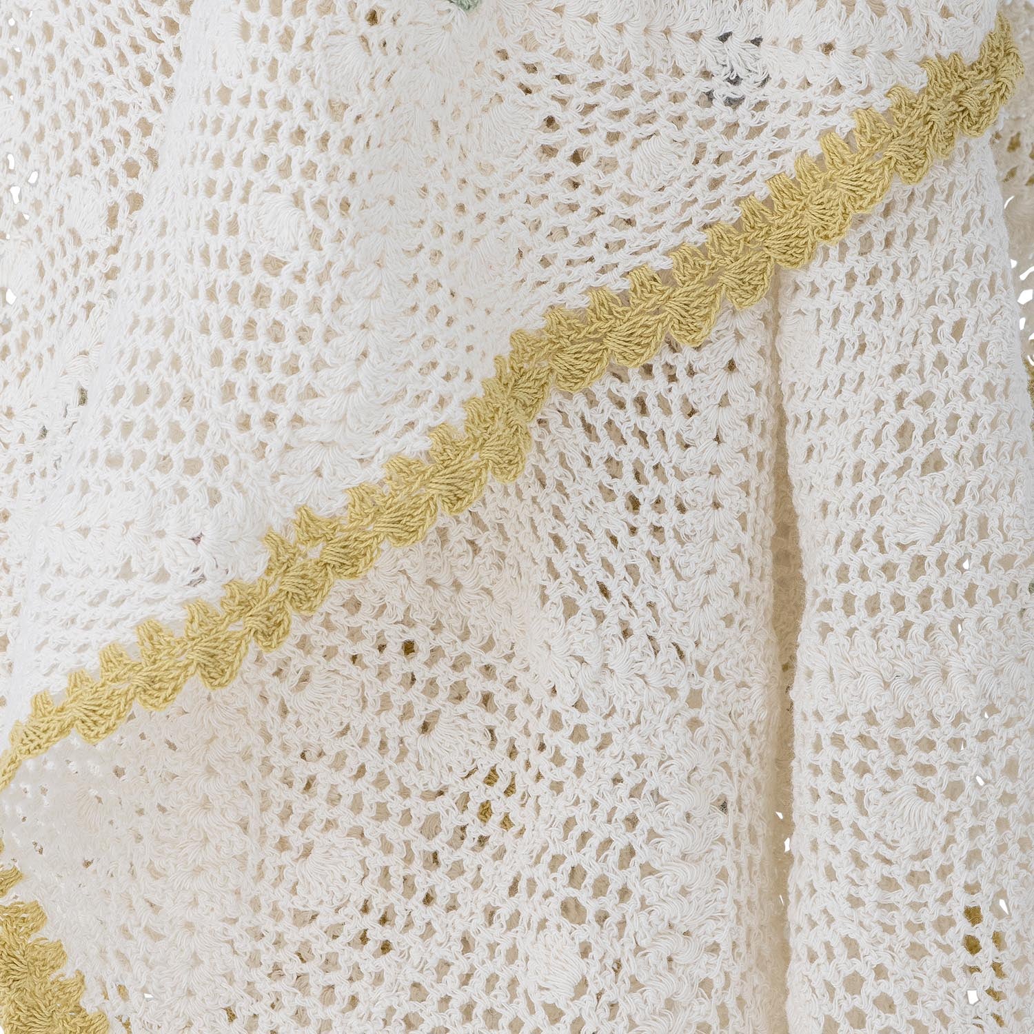 Die Rovigo Decke von Bloomingville aus Baumwolle in Naturfarbe bringt Komfort und Eleganz in Ihr Wohnambiente.