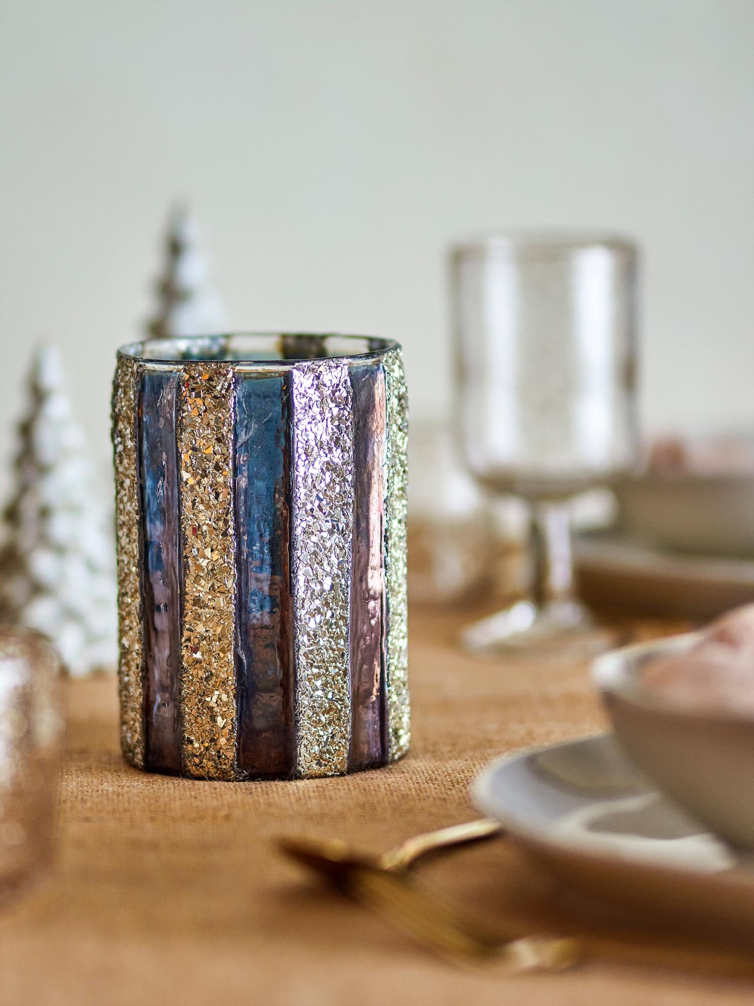 Eleganter Teelichthalter aus Glas in Gold von Bloomingville, ideal für stimmungsvolle Beleuchtung und stilvolle Dekoration.