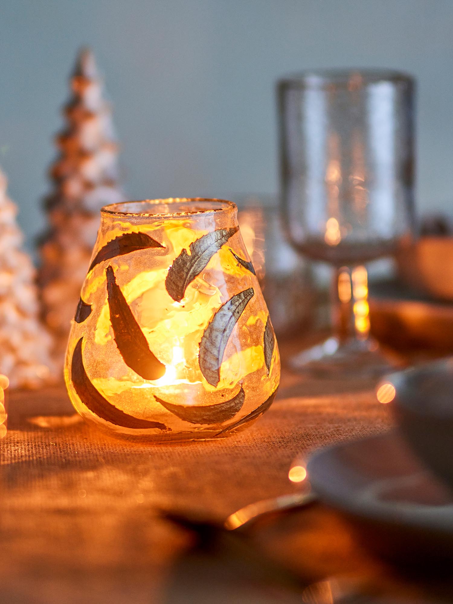 Eleganter Fidelia Teelichthalter aus recyceltem Glas in Gold von Bloomingville, ideal für stimmungsvolle Beleuchtung.