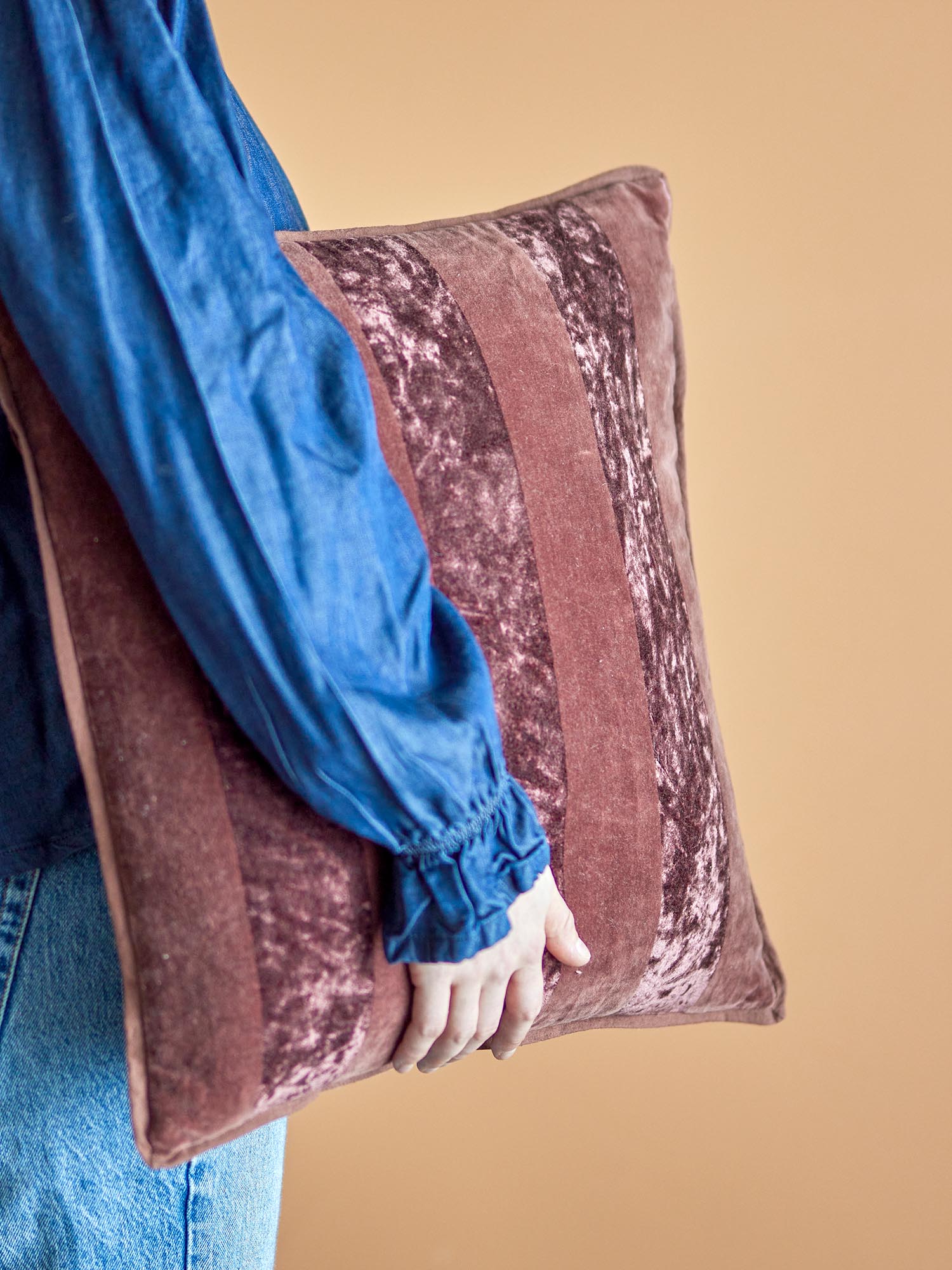 Das Kosar Kissen von Bloomingville in Braun aus Baumwolle ist ein stilvolles und gemütliches Accessoire für Ihr Zuhause.