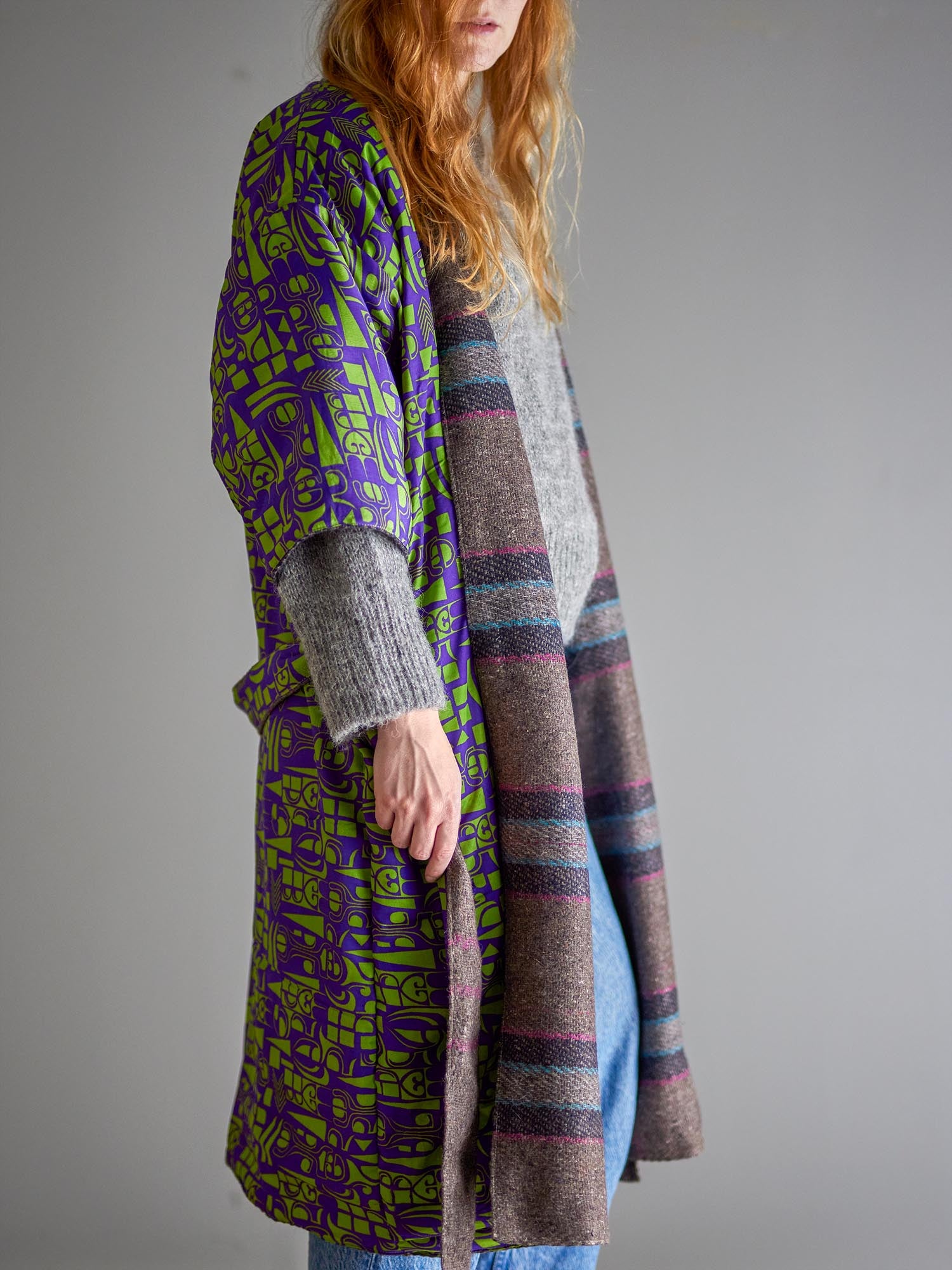 Eleganter Rieti Kimono in Grau, gefertigt aus upcycelten Materialien von Creative Collection – stilvoll und nachhaltig.