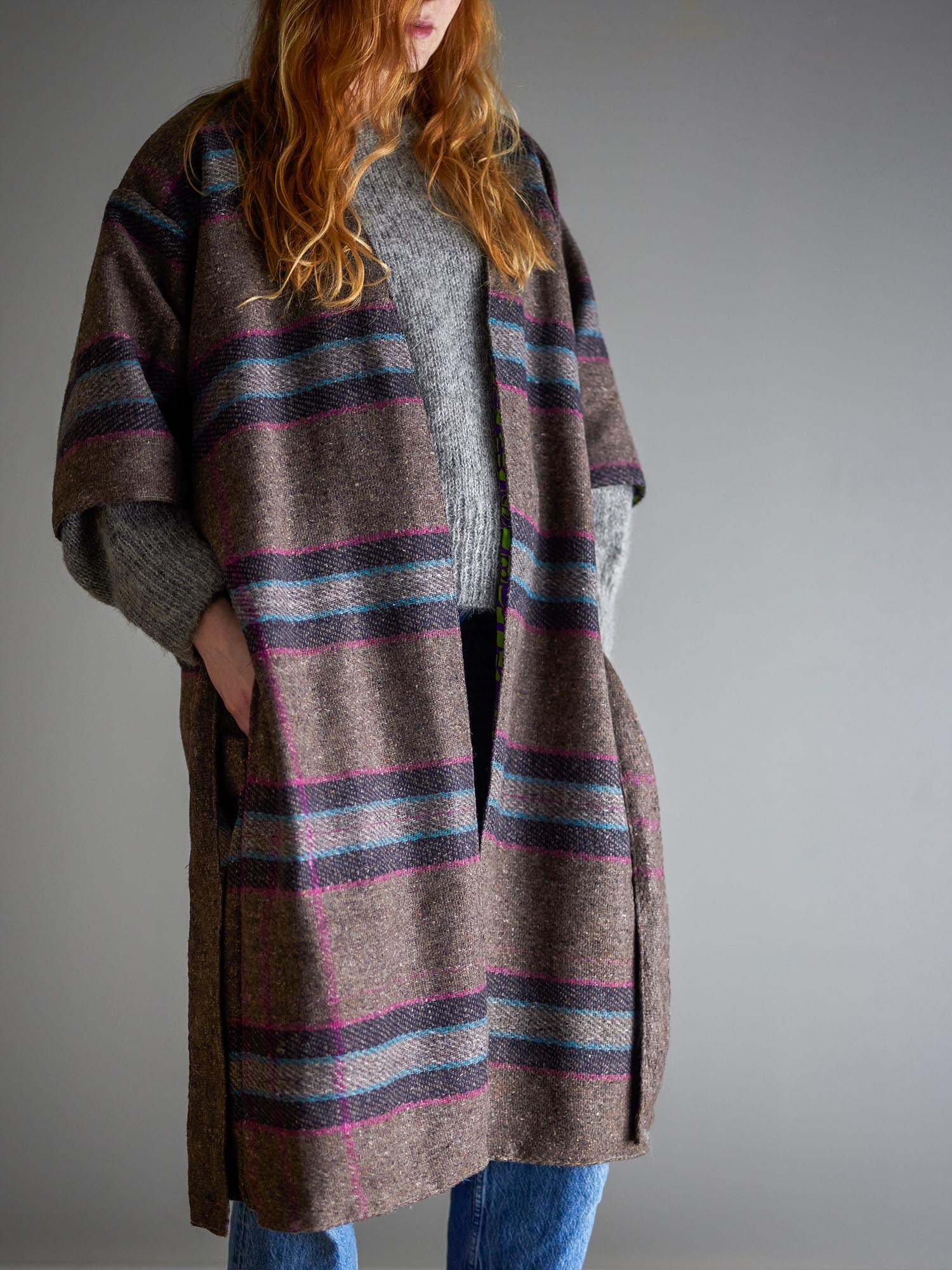 Stilvoller grauer Rieti Kimono aus upcycelten Materialien von Creative Collection – nachhaltig und elegant für jeden Anlass.