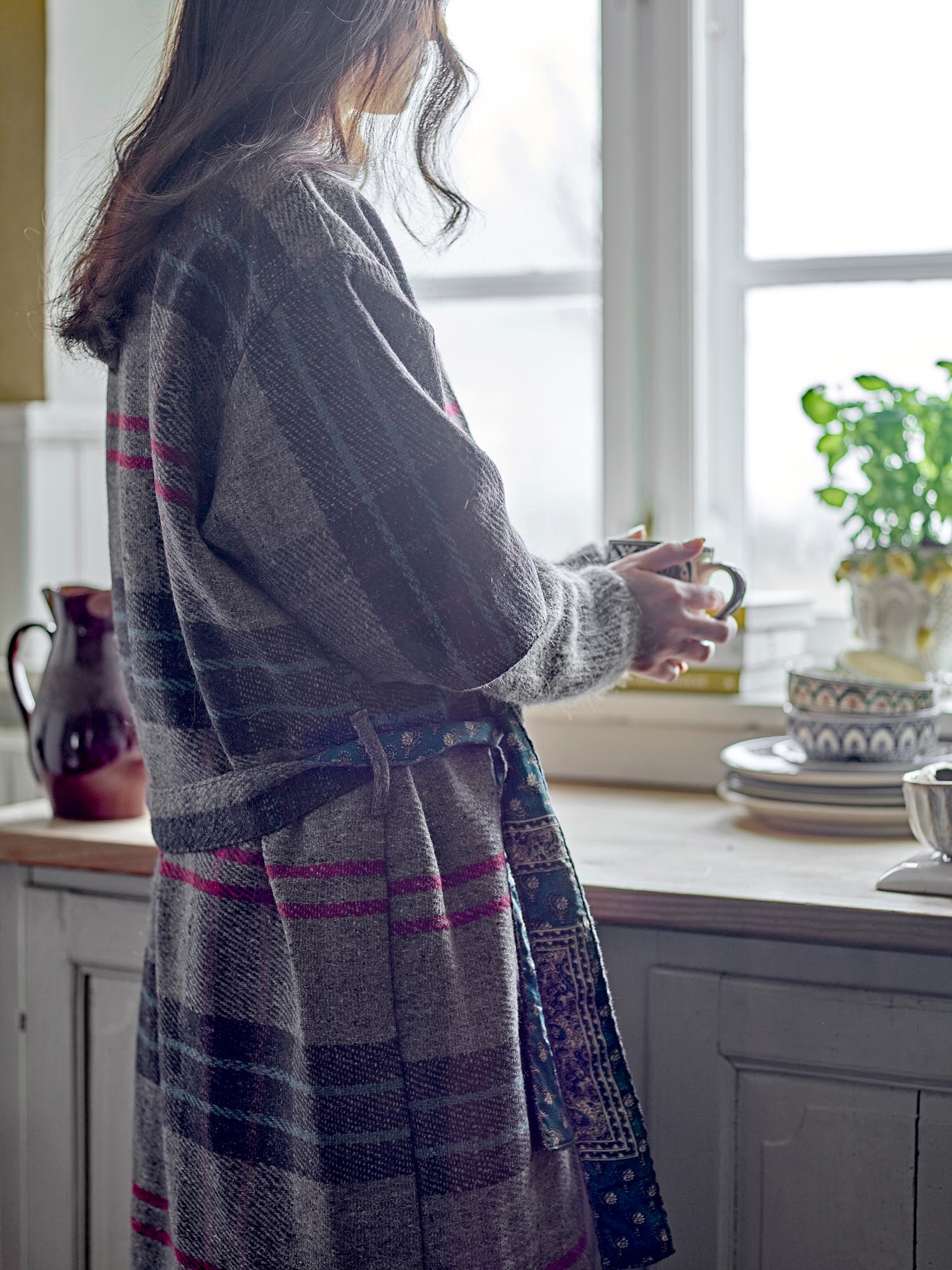 Eleganter grauer Rieti Kimono aus nachhaltigen, upcycelten Materialien von Creative Collection – perfekt für stilvolle Auftritte.