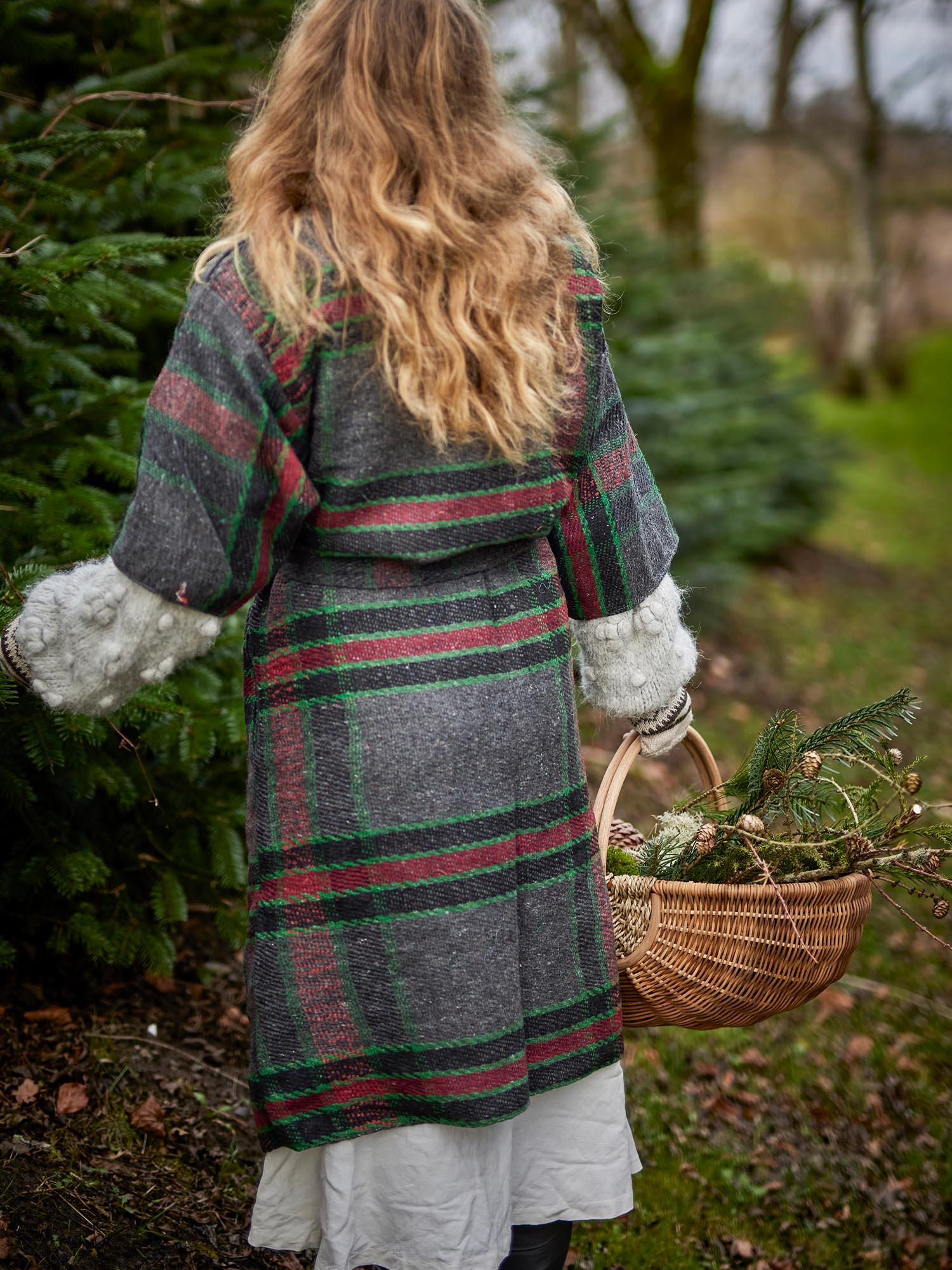 Eleganter grauer Kimono Rieti aus nachhaltigen, upcycelten Materialien von Creative Collection – perfekt für stilvolle Momente.