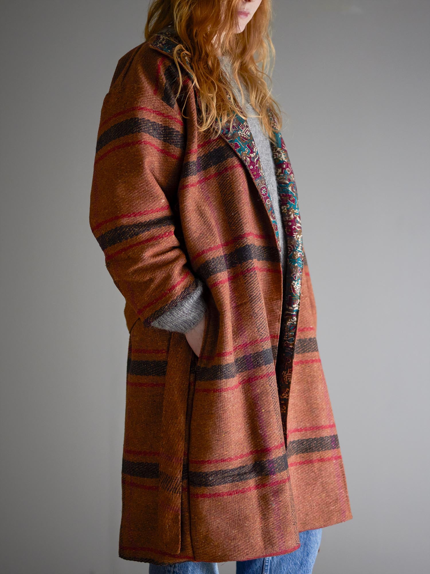 Brauner Rieti Kimono aus upcycelten Materialien von Creative Collection, nachhaltig und stilvoll für bewusste Mode.