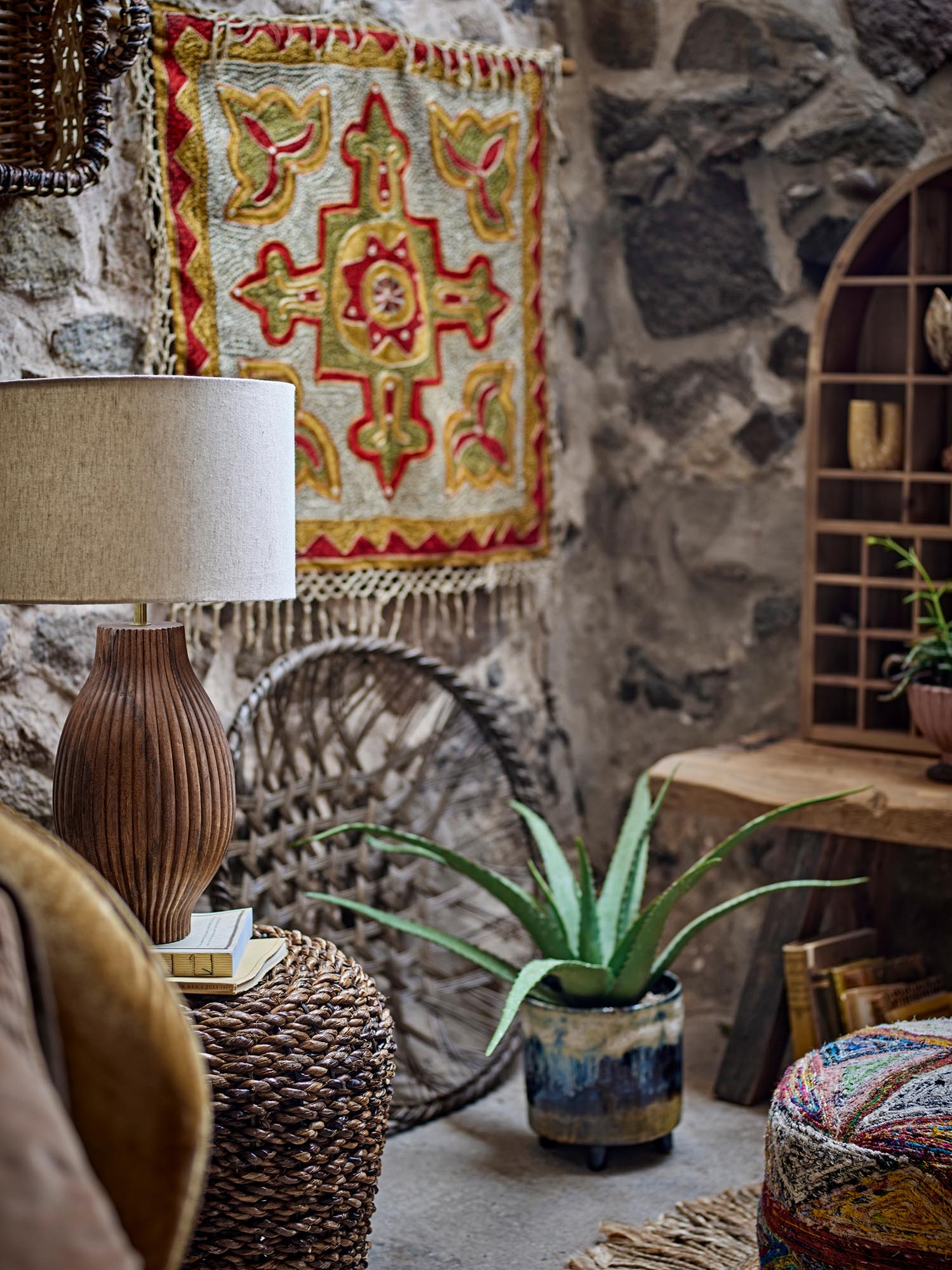 Die Mughal Wanddekoration in Rot aus Baumwolle vereint indische Tradition mit modernem Flair und bringt exotische Eleganz in Ihr Zuhause.