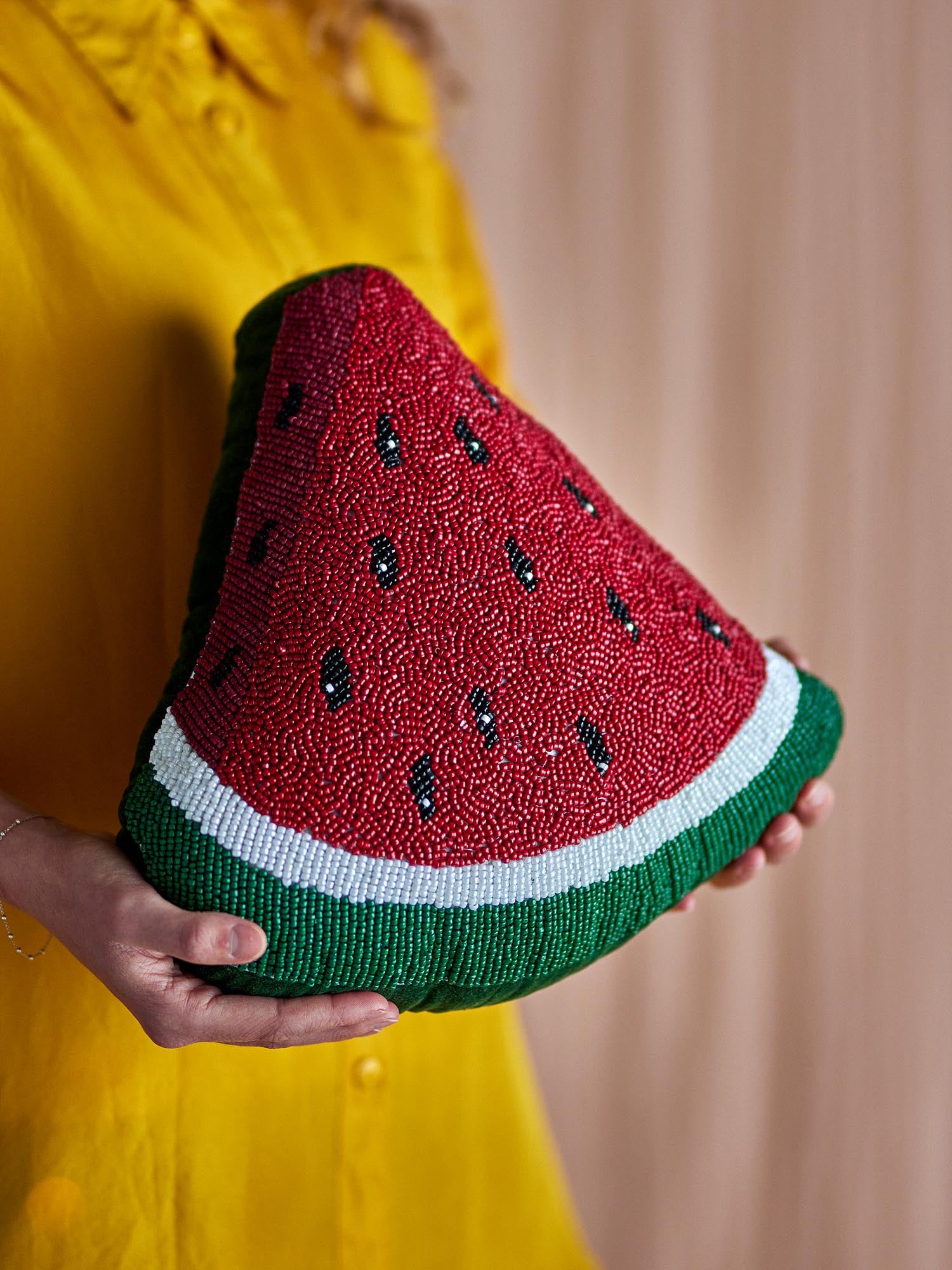 Das Senga Kissen von Bloomingville in Rot aus Baumwolle verleiht jedem Raum eine stilvolle und gemütliche Atmosphäre.