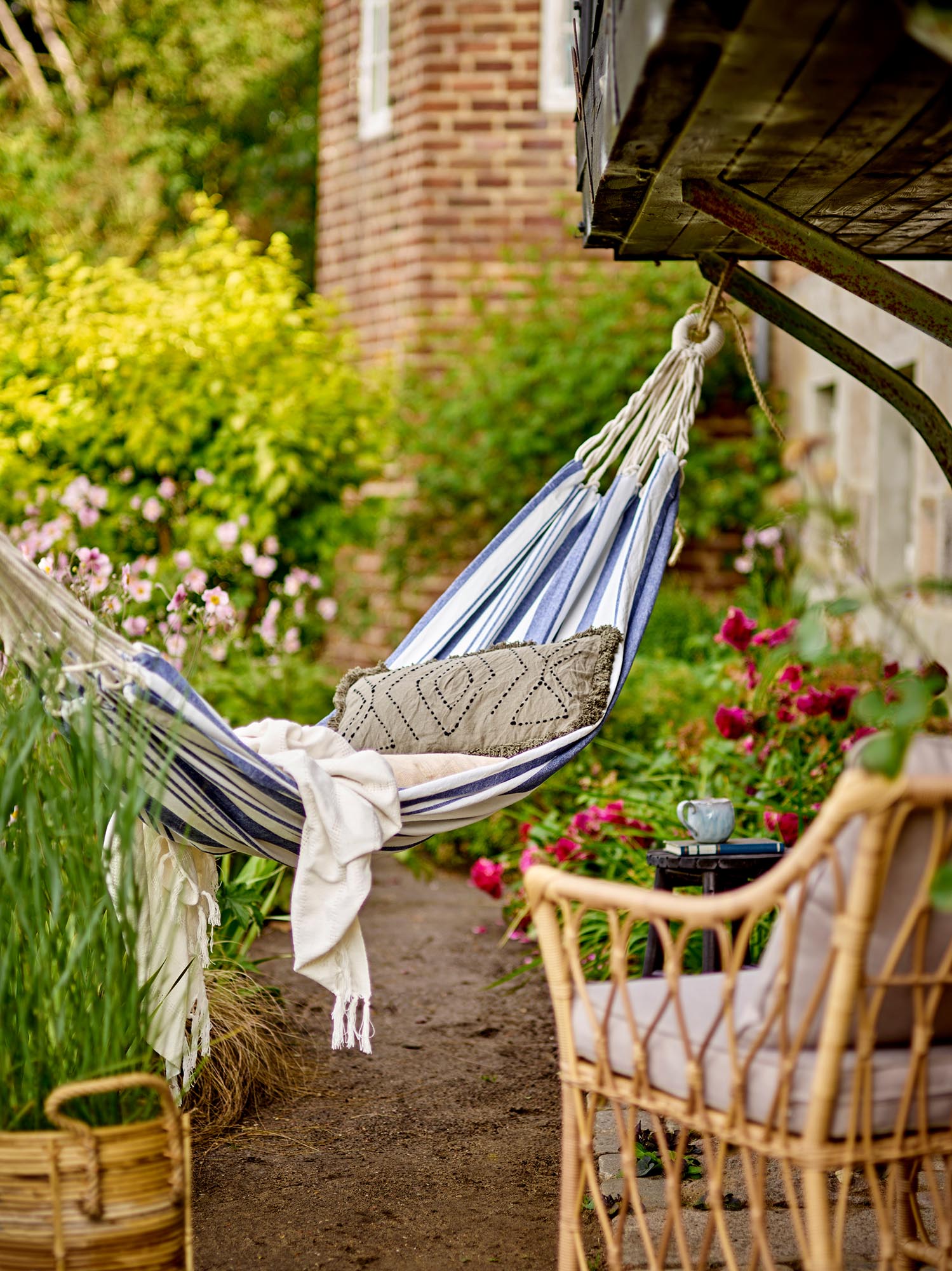 Die Remo Hängematte in Blau von Bloomingville: Stilvoll, robust und ideal für entspannte Stunden im Freien.