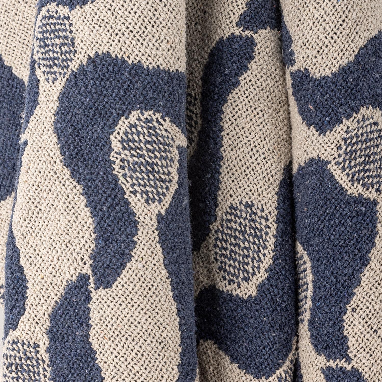 Die Santena Decke in Blau aus recycelter Baumwolle von Creative Collection vereint Nachhaltigkeit mit modernem Stil.