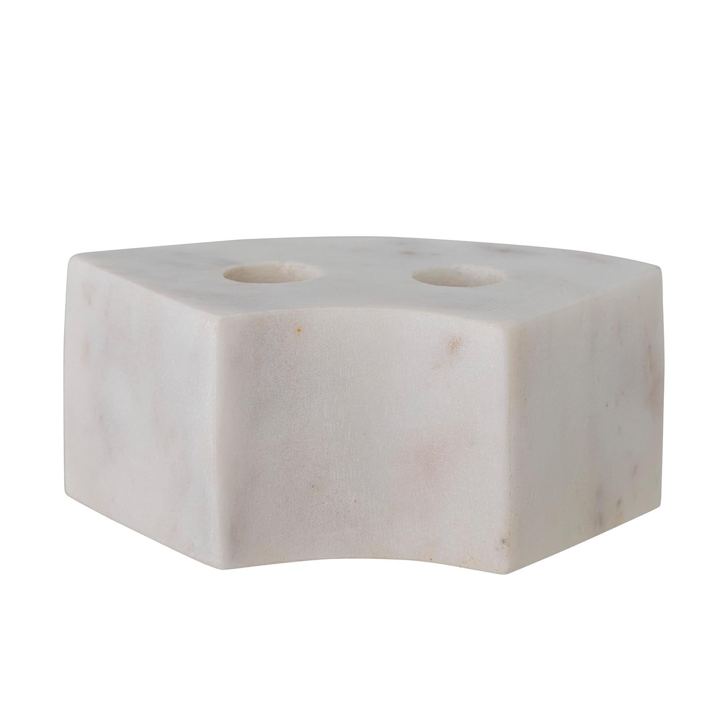 Eleganter, weisser Marmor-Kerzenhalter von Bloomingville, minimalistisch, nordisch inspiriert, vielseitig und zeitlos.