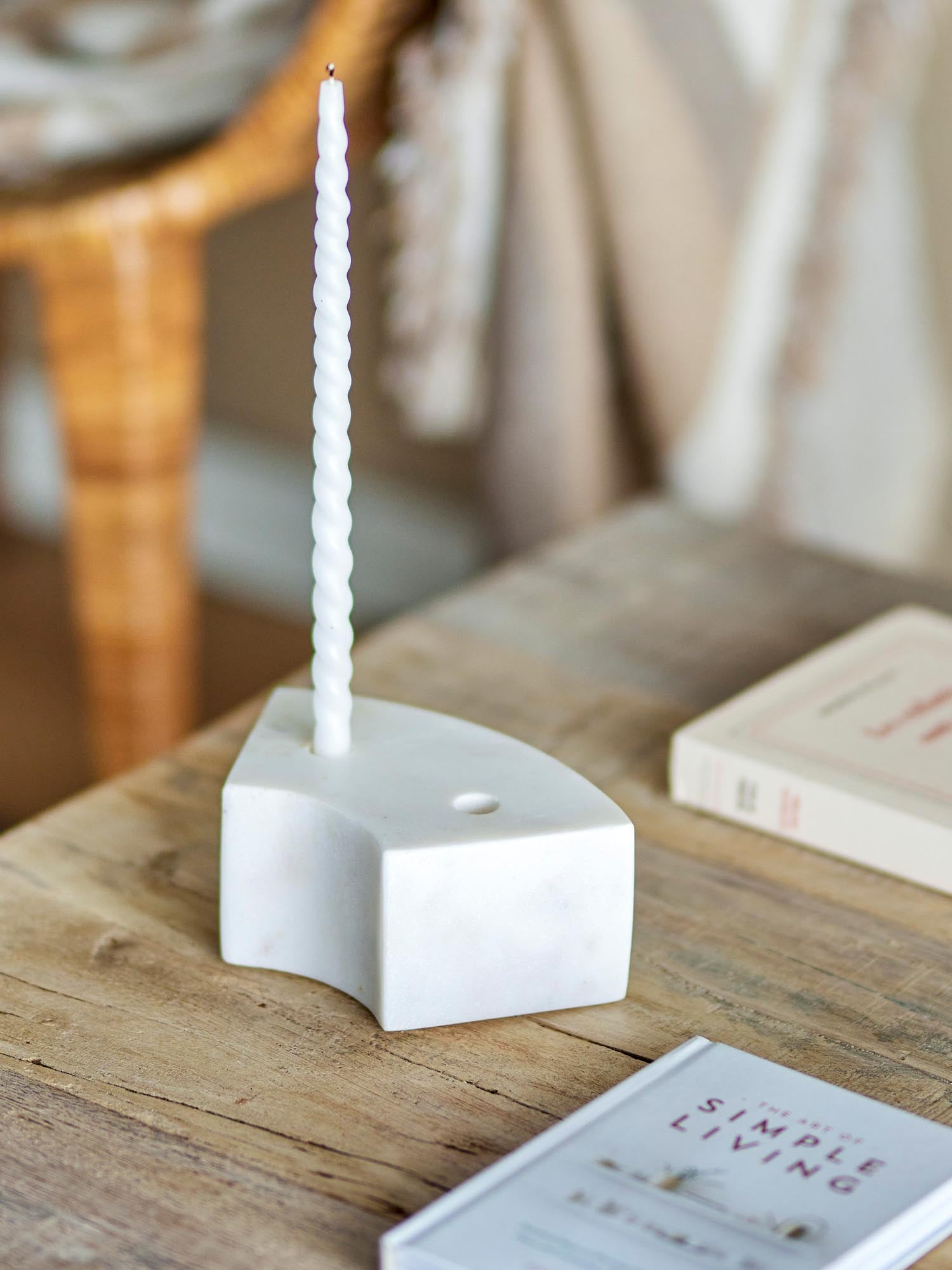 Der Florida Kerzenhalter aus weissem Marmor vereint minimalistisches Design mit nordischer Eleganz und Vielseitigkeit.