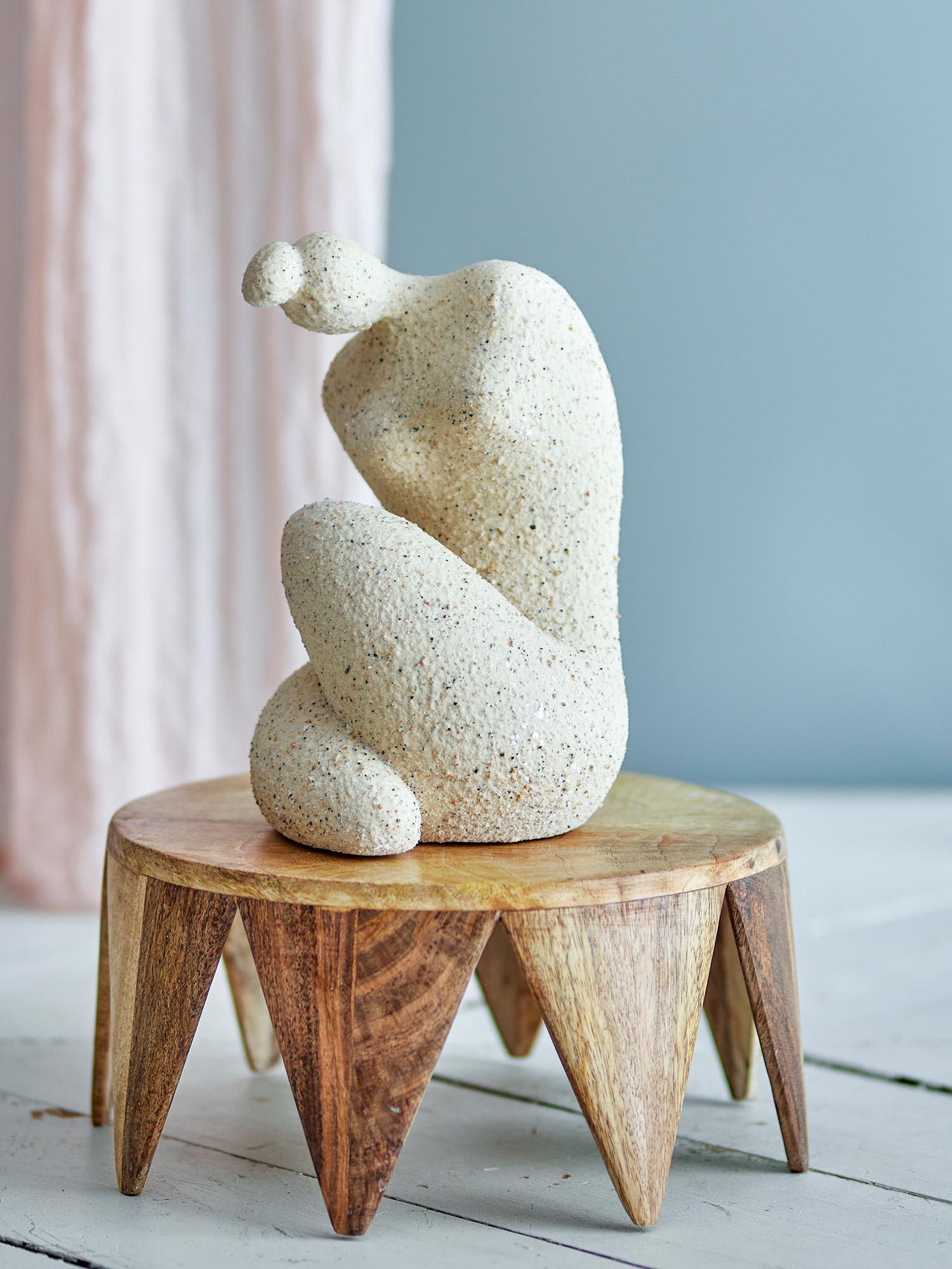 Eleganter Sakuri Sockel aus natürlichem Mangoholz von Bloomingville, ideal für stilvolle Dekorationen und Präsentationen.