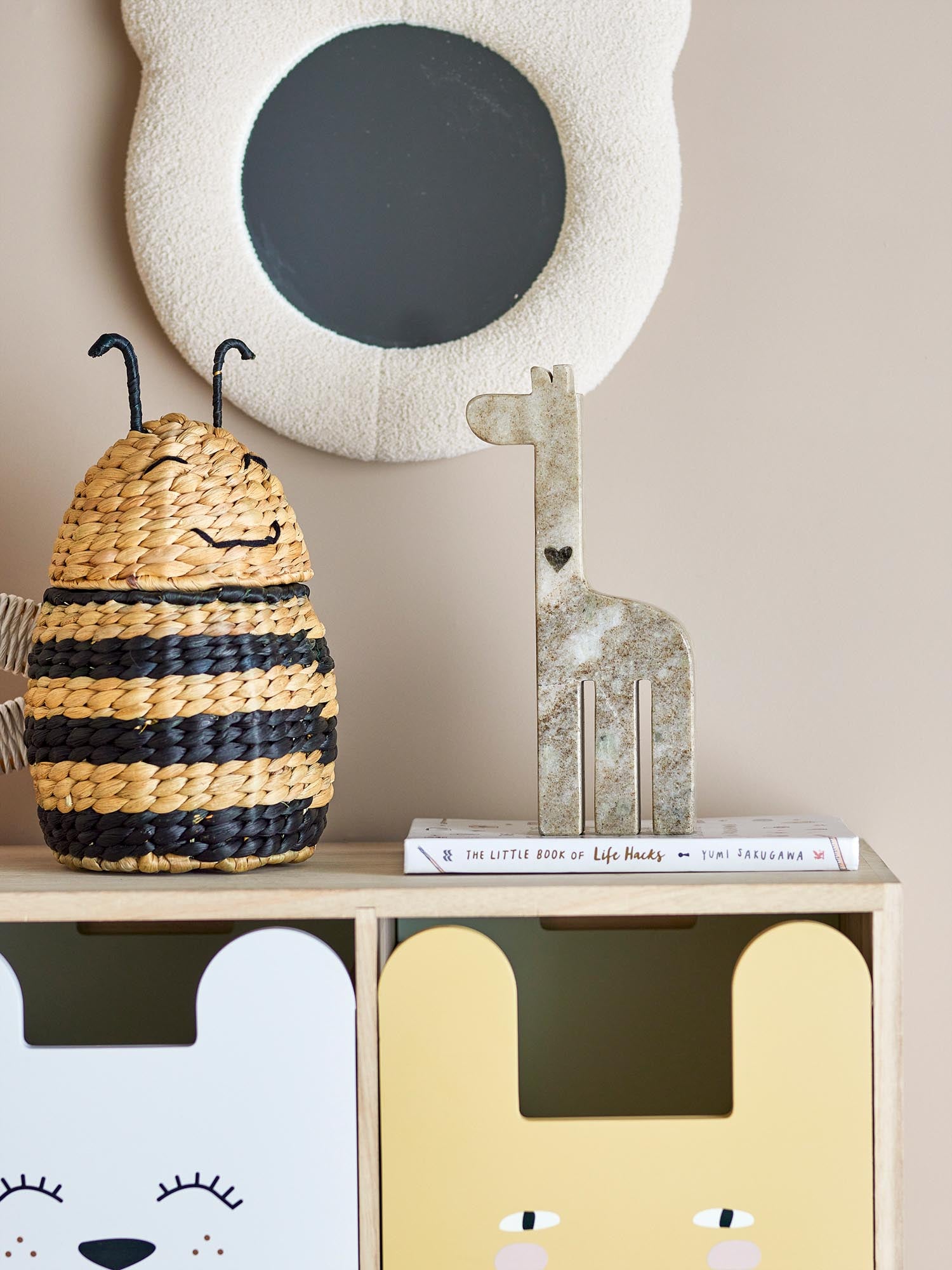 Stilvolle Camy Deko aus natürlichem Marmor von Bloomingville Mini, perfekt für moderne Wohnräume und dezente Eleganz.