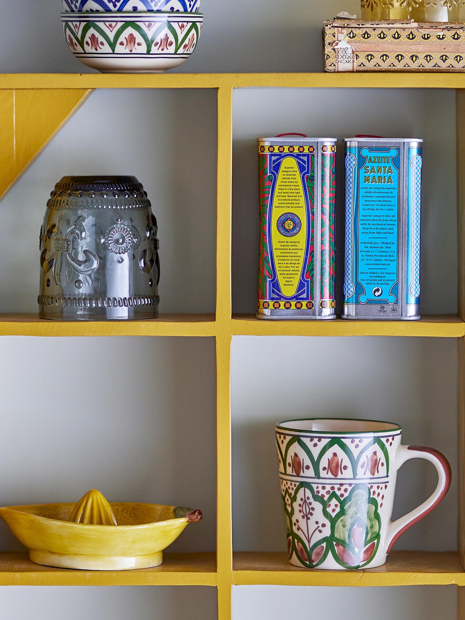 Eleganter Karlie Becher aus grünem Steingut von Creative Collection, ideal für stilvolle Getränke.