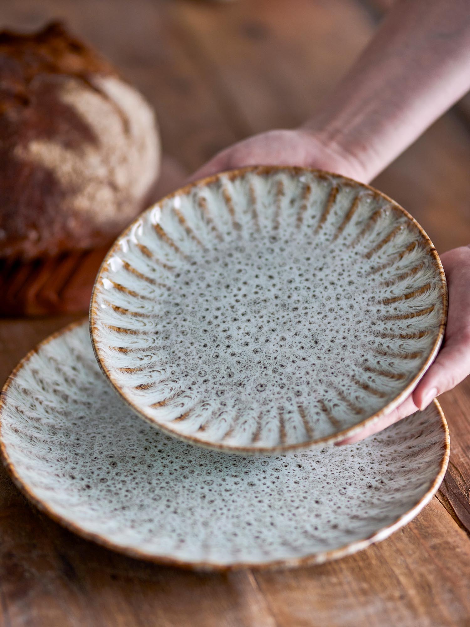 Entdecken Sie den Fleur Teller von Creative Collection: Handgefertigtes Steingut mit einzigartiger Glasur, perfekt für jeden Anlass.