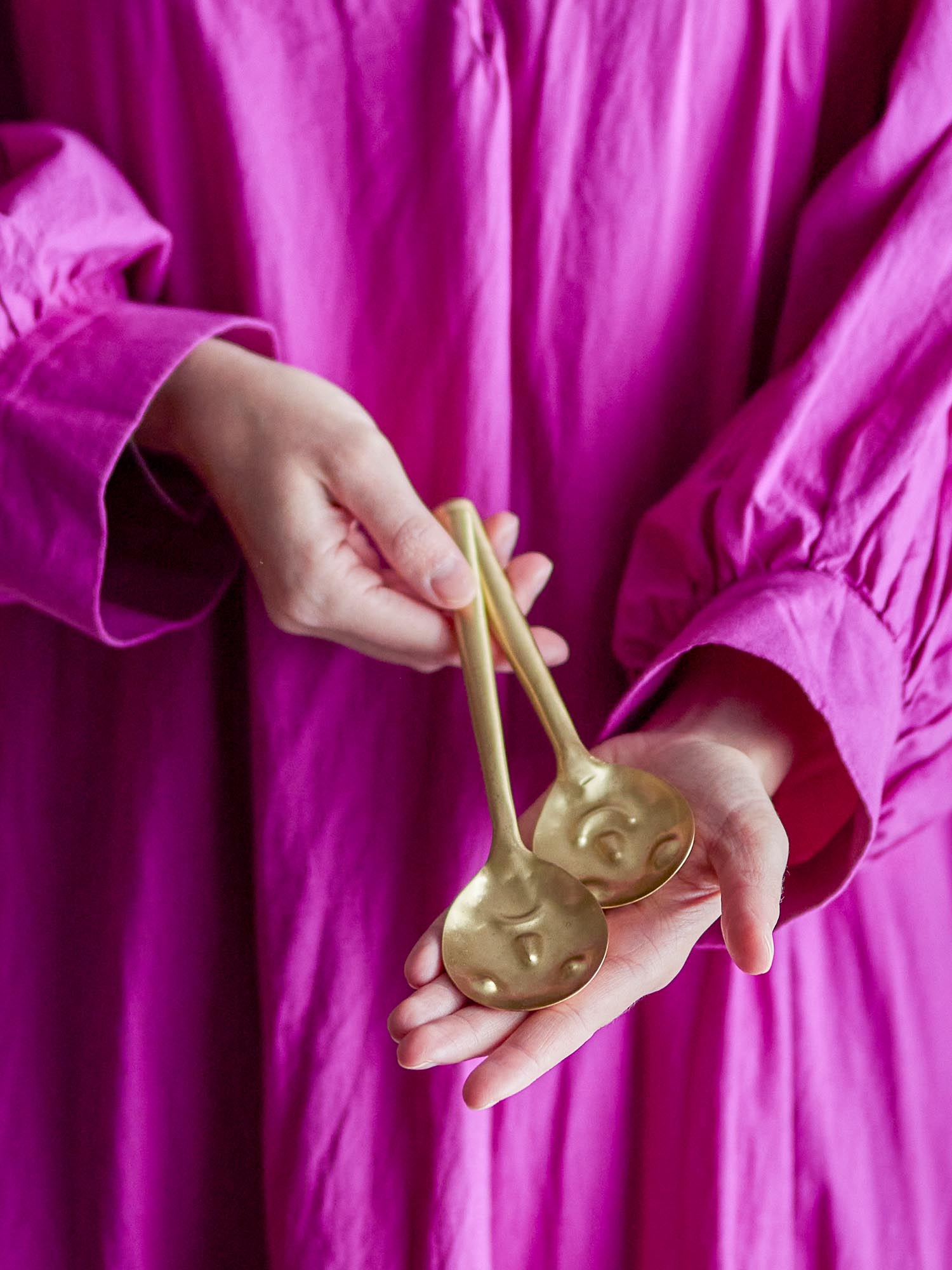 Elegante Messinglöffel mit individuellen Gesichtsausdrücken, die Funktionalität und Kunst vereinen.