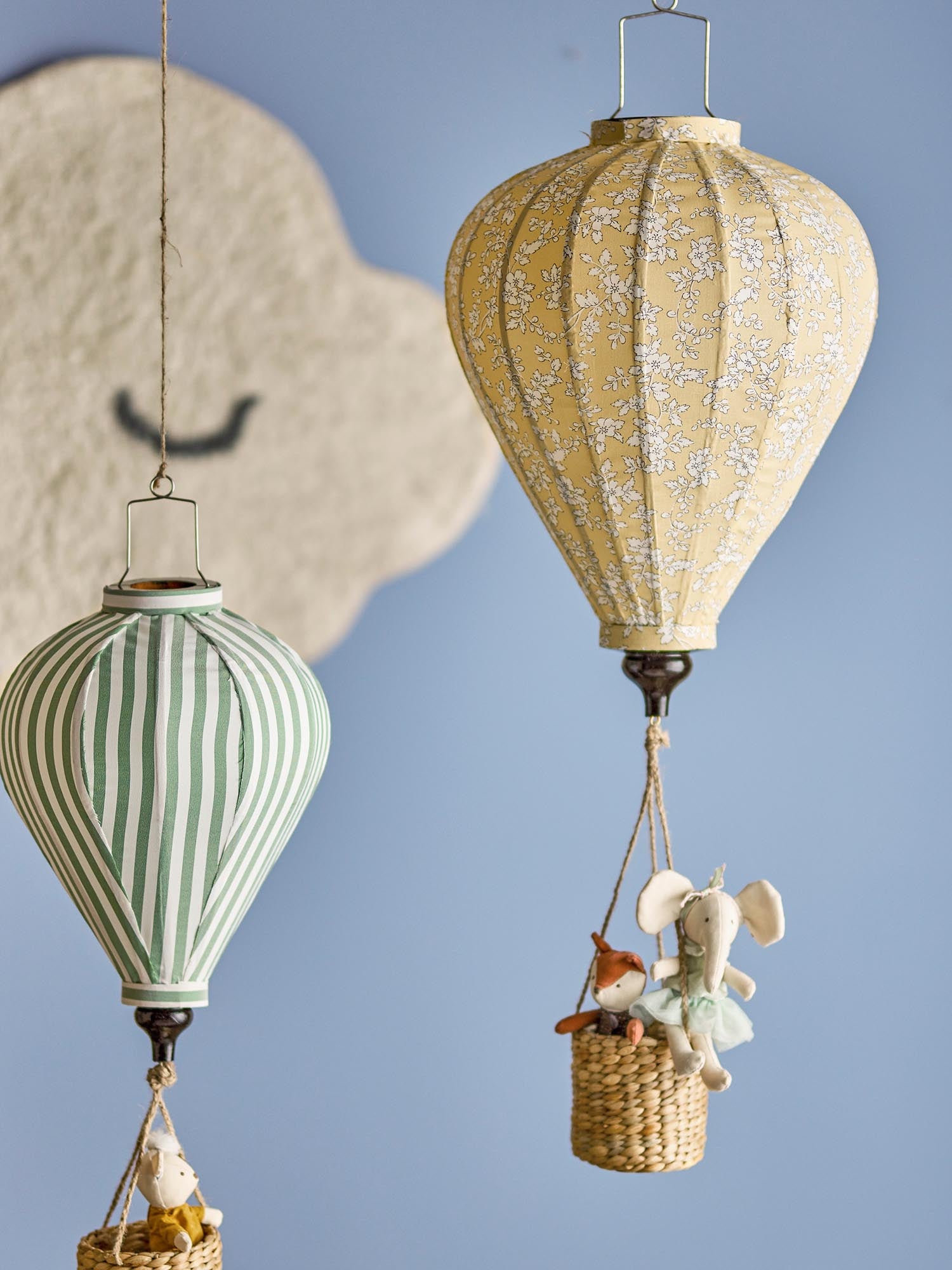 Ein zauberhaftes, gelbes Heissluftballon-Mobile mit Blumenmuster und Lichterkette, ideal für das Kinderzimmer.