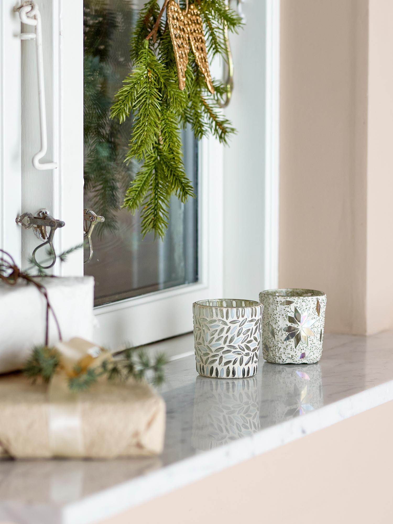 Myr Teelichthalter, Weiss, Glas in Weiß präsentiert im Onlineshop von KAQTU Design AG. Teelichthalter ist von Bloomingville