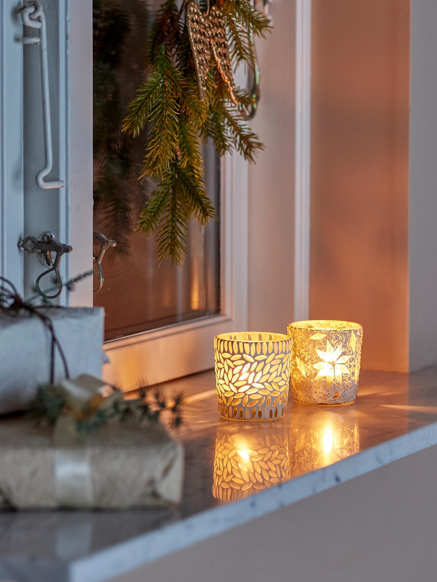 Myr Teelichthalter, Weiss, Glas in Weiß präsentiert im Onlineshop von KAQTU Design AG. Teelichthalter ist von Bloomingville