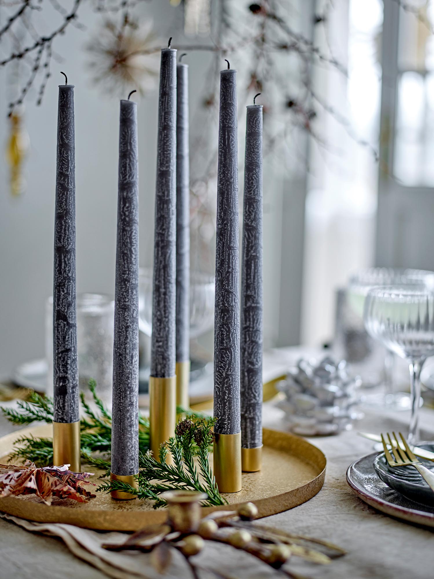 Eleganter goldener Adventskerzenständer aus Metall mit flexiblen, magnetischen Haltern für individuelle Dekoration.