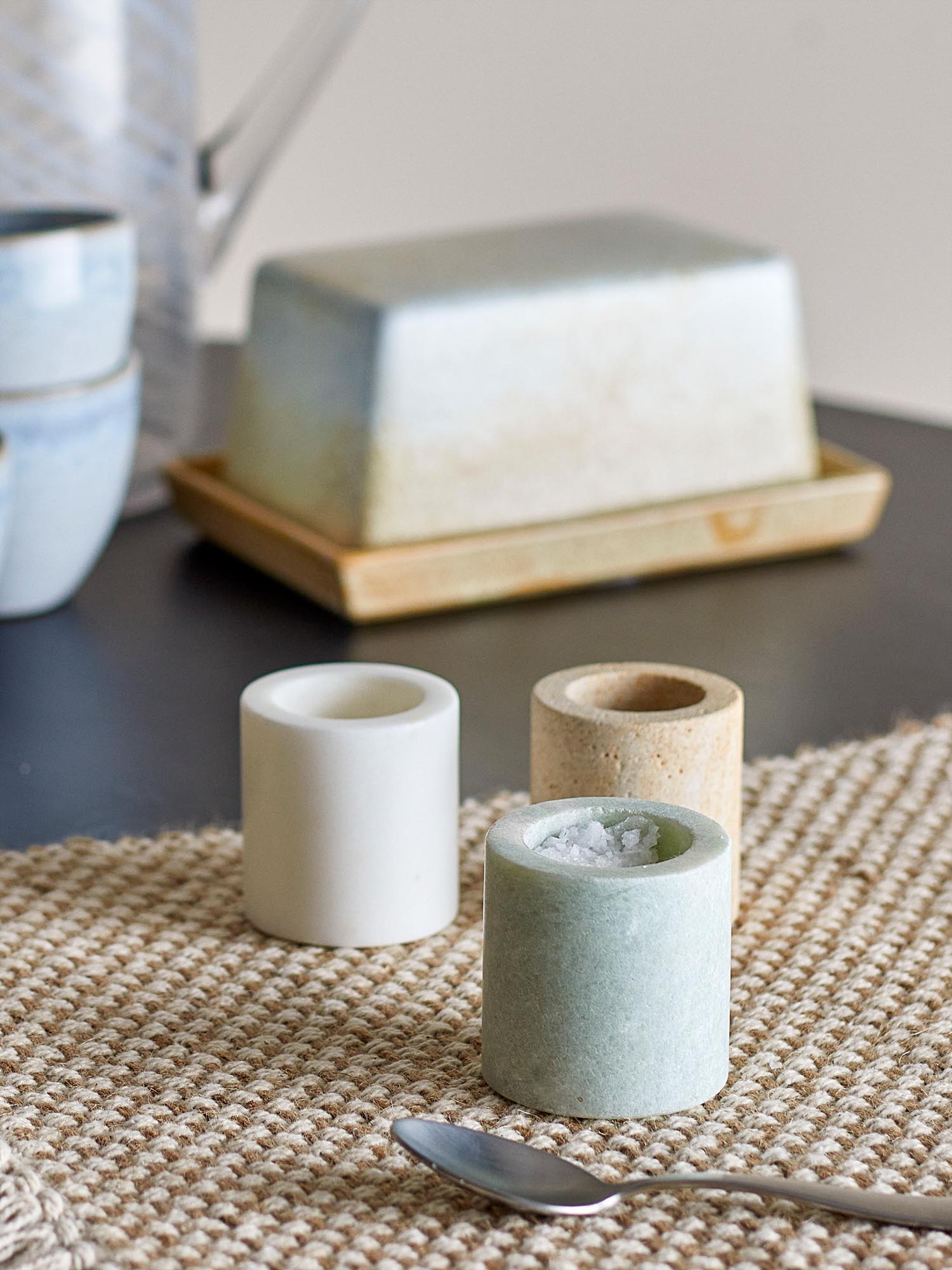 Elegantes Marmor-Krüge-Set von Bloomingville: Unikate mit natürlicher Maserung, vielseitig und stilvoll für jeden Raum.