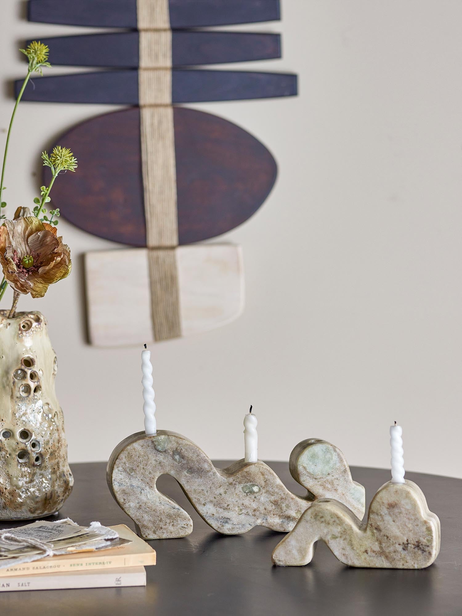 Eleganter Marmor-Kerzenhalter von Bloomingville, der mit seiner grauen Farbe und einzigartigen Maserung jeden Raum veredelt.