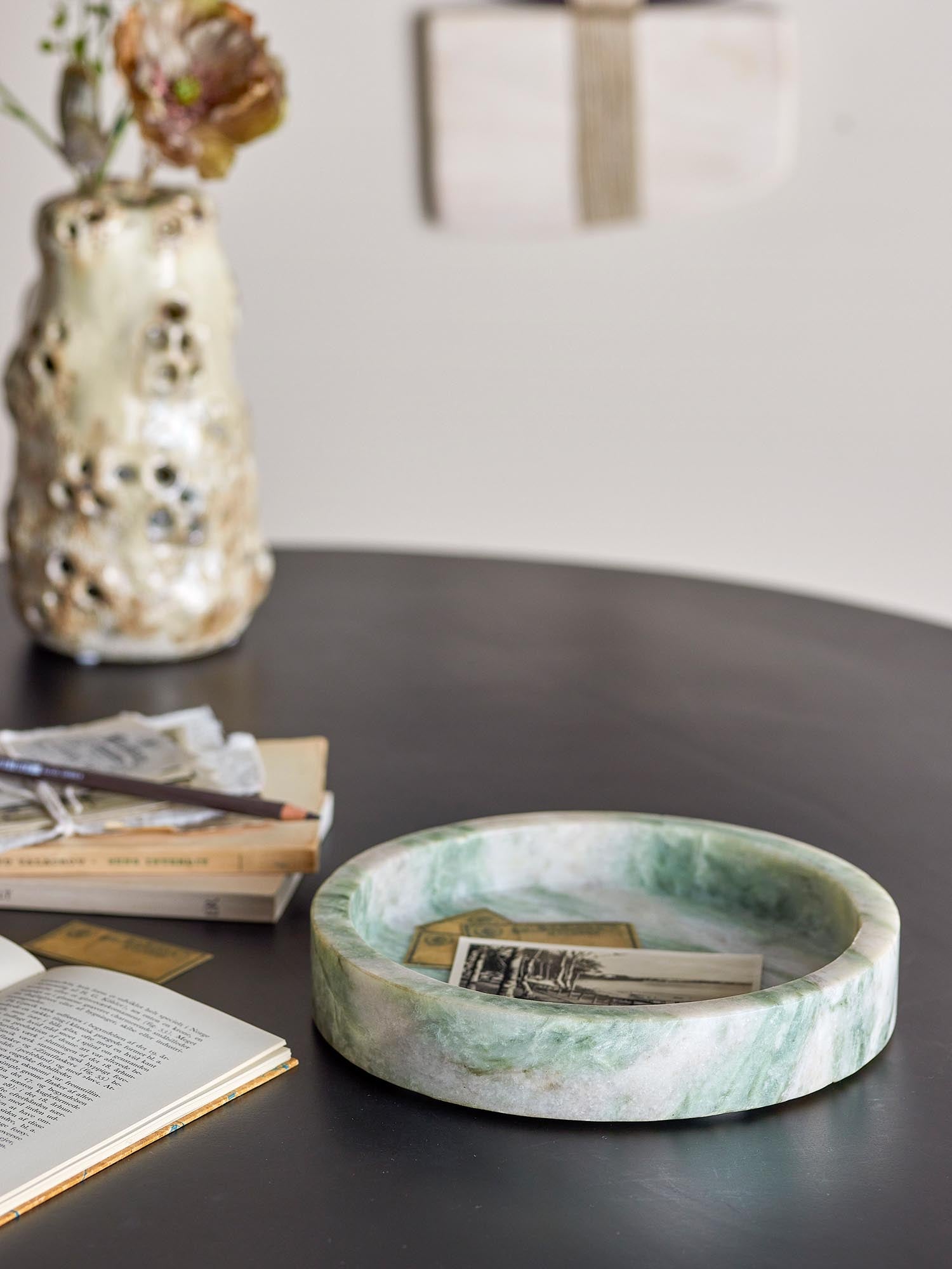 Elegantes Tablett aus grünem Marmor, ideal für stilvolle Präsentationen und vielseitige Dekoration im skandinavischen Design.