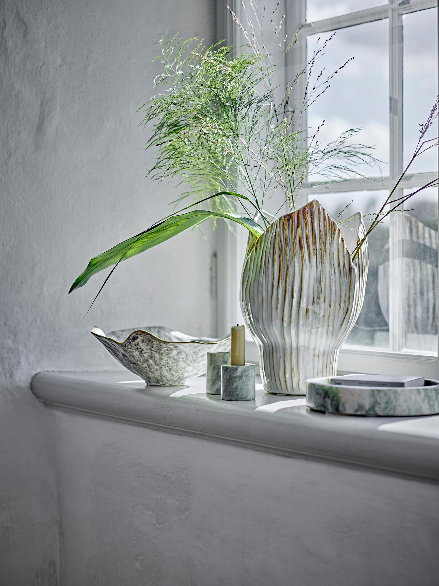 Das Ivette Tablett von Bloomingville aus grünem Marmor besticht durch seine elegante Optik und hochwertige Verarbeitung.