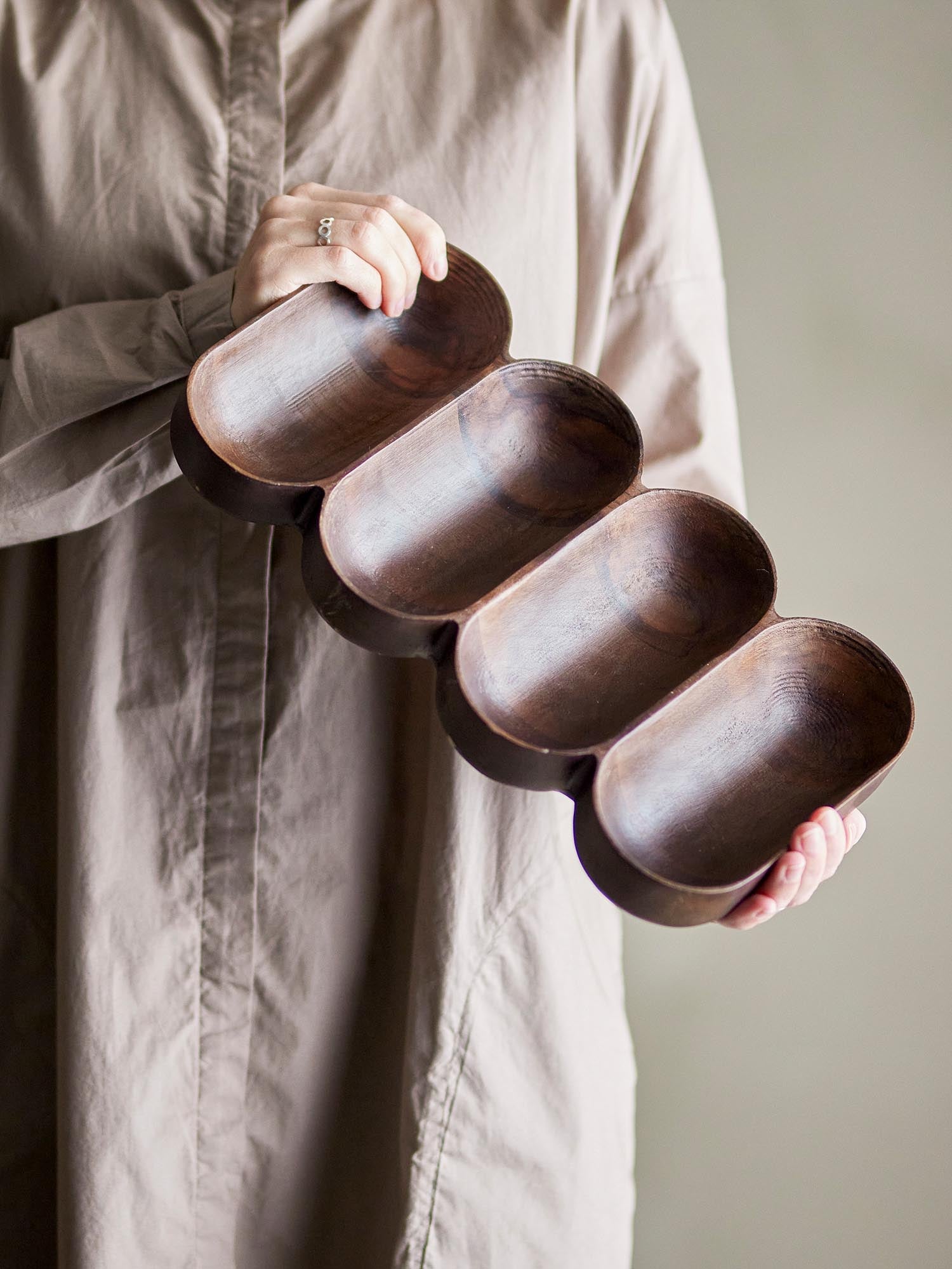 Elegantes Mangoholz-Tablett mit vier Fächern, ideal für stilvolles Servieren von Speisen. Robust, pflegeleicht und ein echter Hingucker.