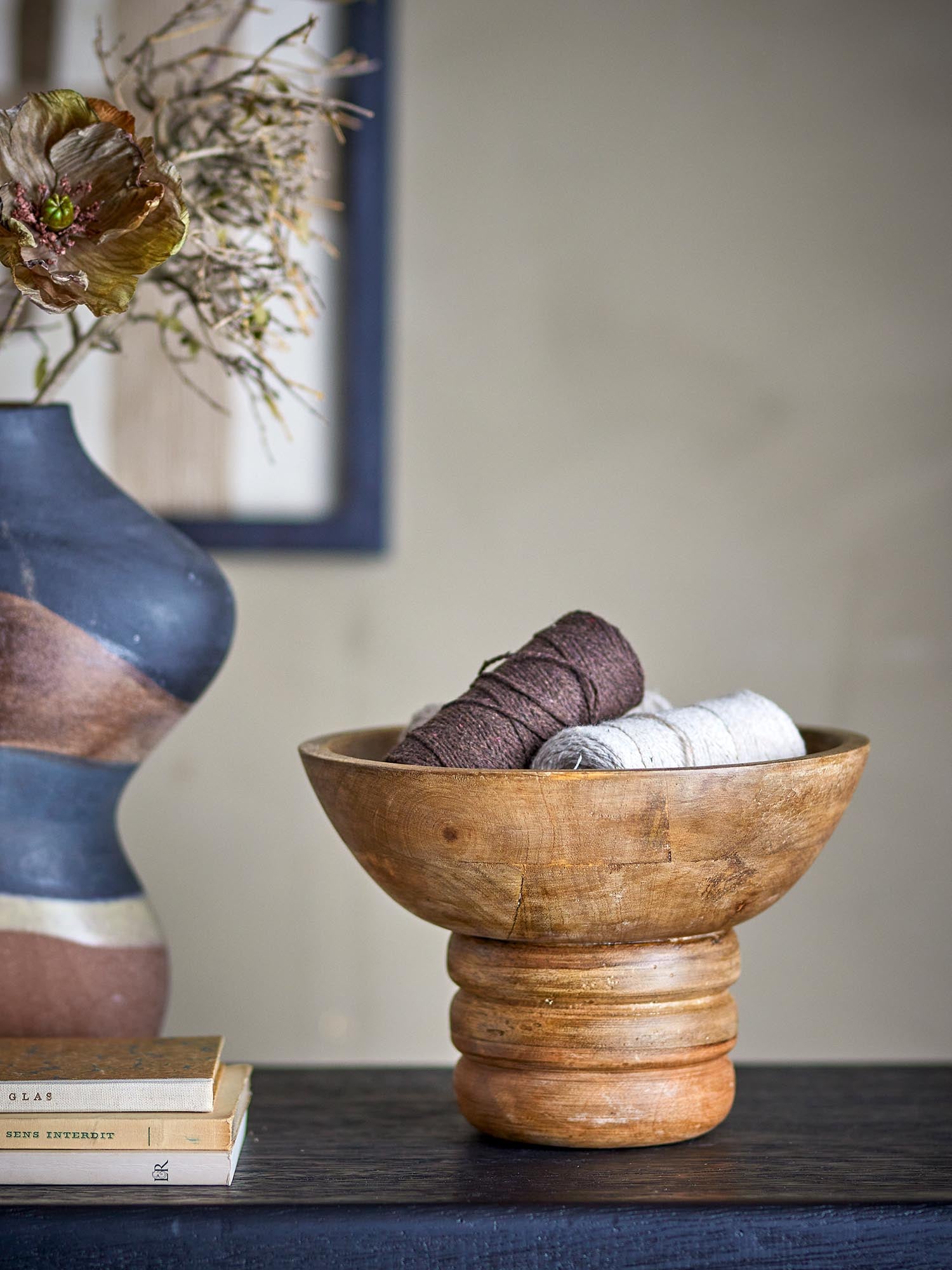 Elegante Sockelschale aus FSC-zertifiziertem Mangoholz, ideal für stilvolle Dekorationen und nachhaltiges Wohnen.