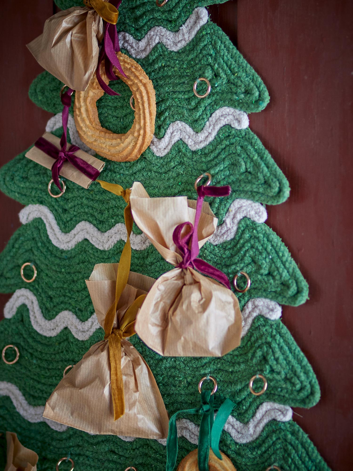 Ein moderner, grüner Baumwollkalender von Bloomingville, perfekt für stilvolle und umweltbewusste Wohnräume.