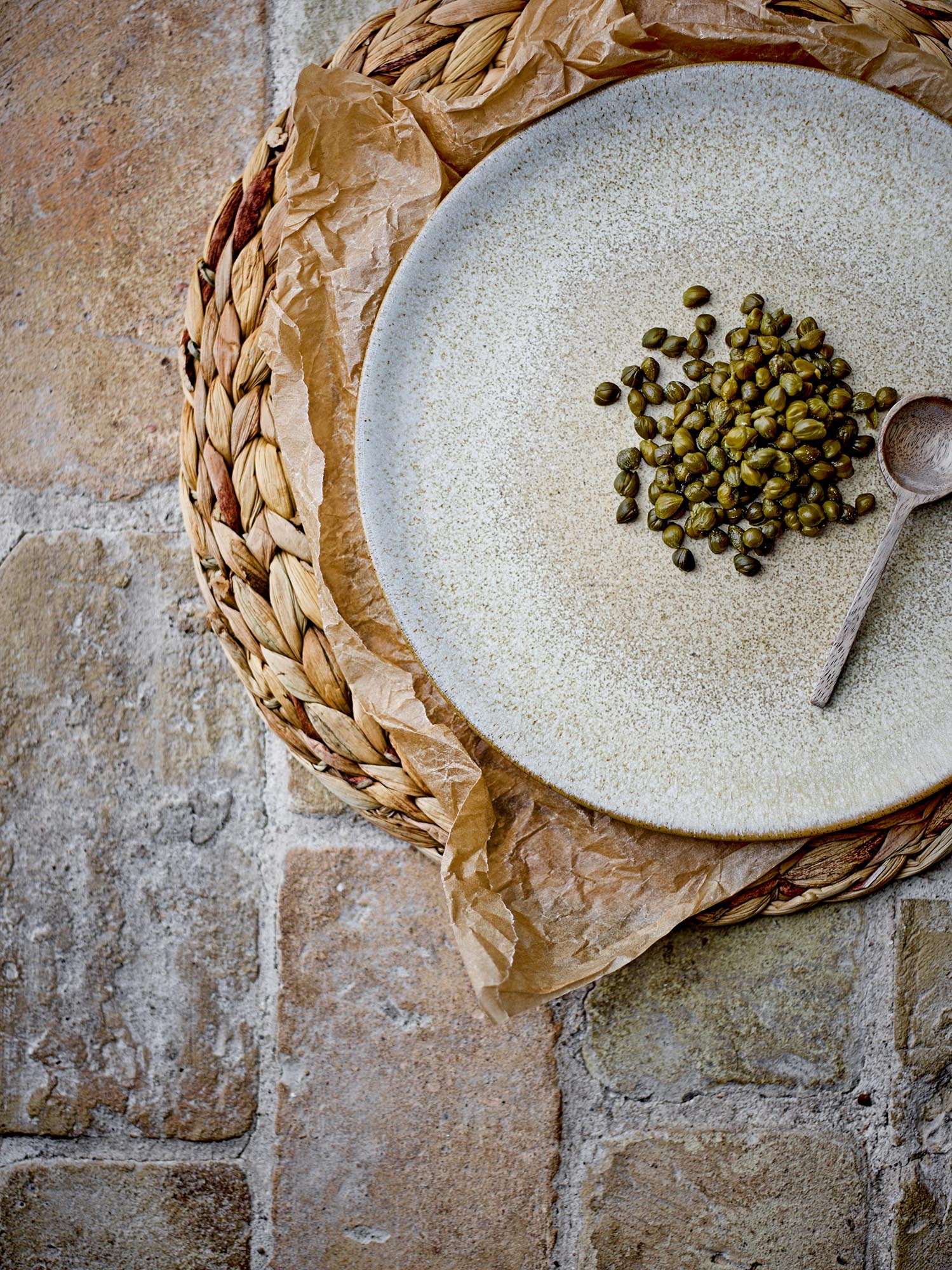Der Addison Teller von Bloomingville aus weissem Steingut besticht durch zeitlose Eleganz und ist perfekt für jede Tischdekoration.
