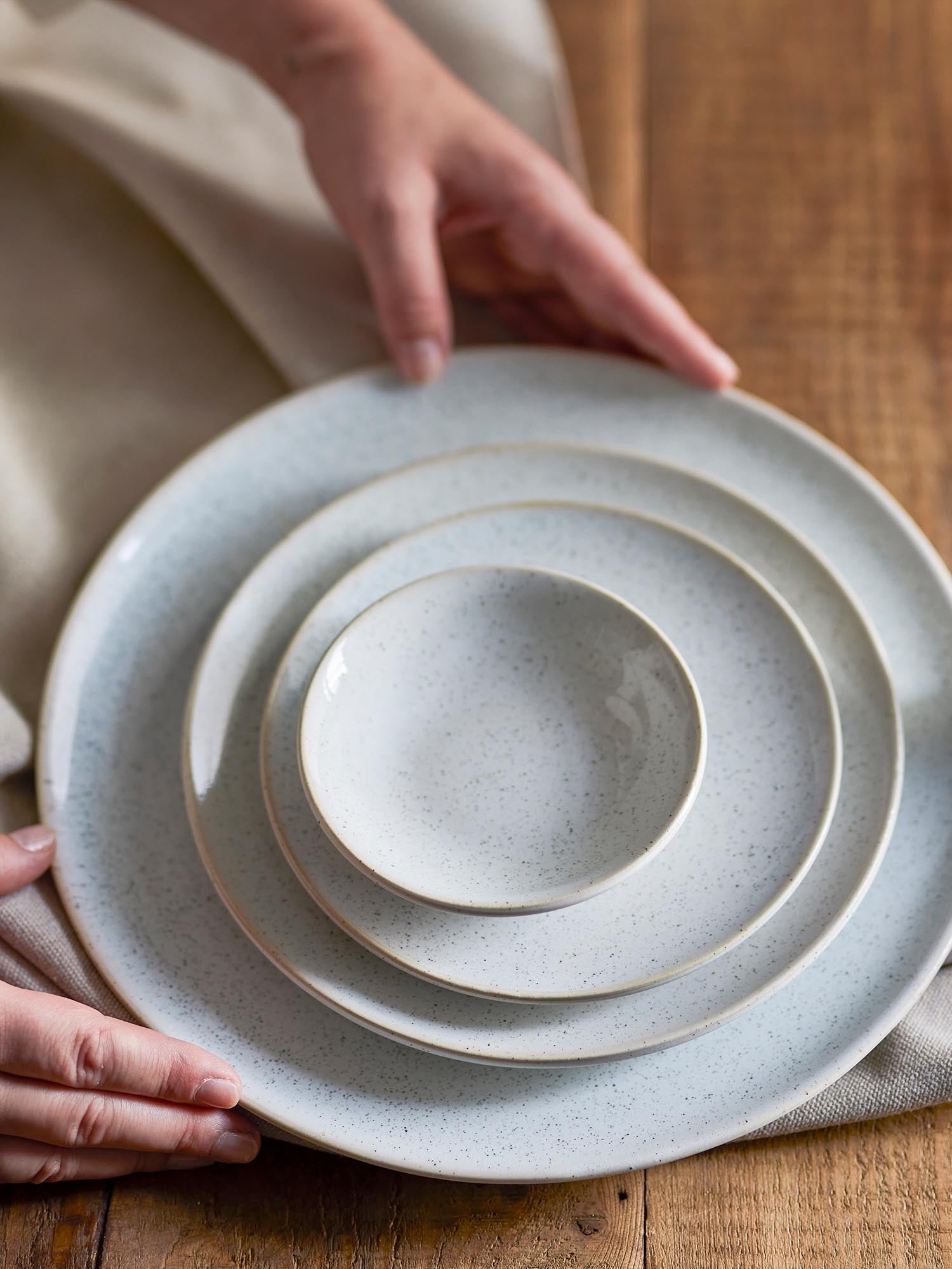 Der Addison Teller von Bloomingville aus weissem Steingut besticht durch sein elegantes Design und ist perfekt für jeden Anlass.