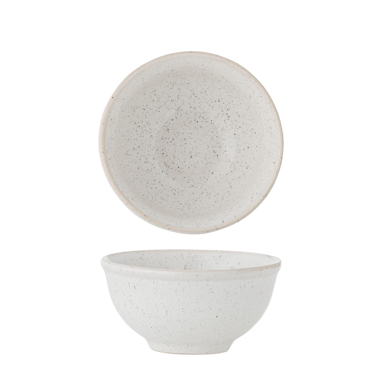 Die Addison Schale von Bloomingville aus weissem Steingut überzeugt mit schlichtem Design und vielseitiger Einsetzbarkeit.