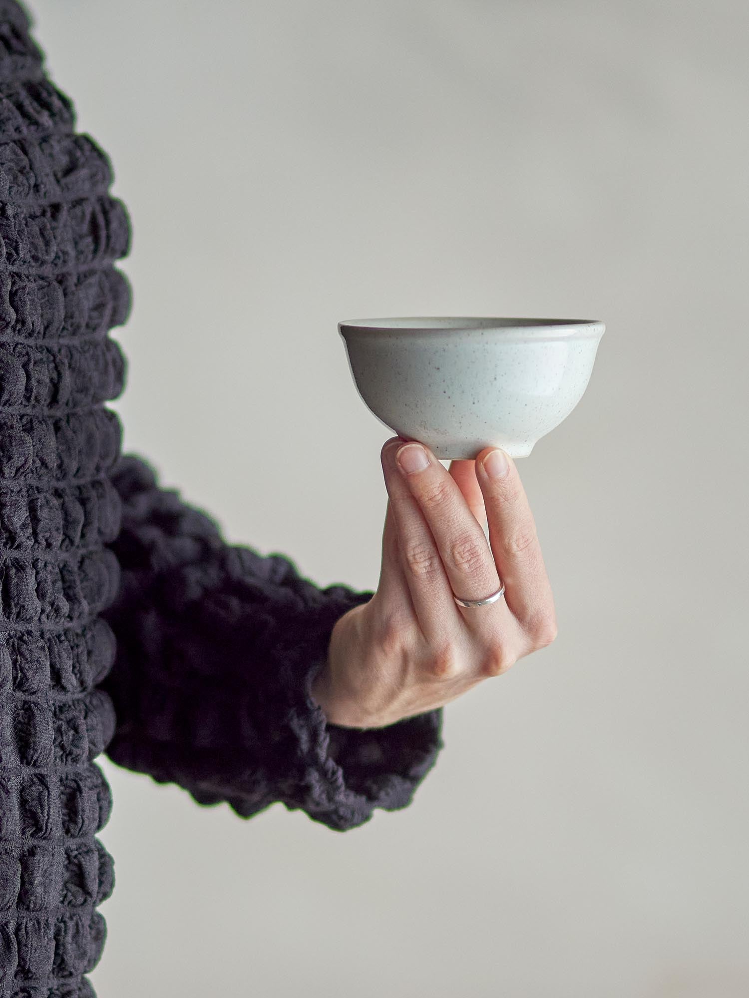 Die Addison Schale von Bloomingville, aus weissem Steingut, überzeugt mit schlichtem Design und vielseitiger Funktionalität.