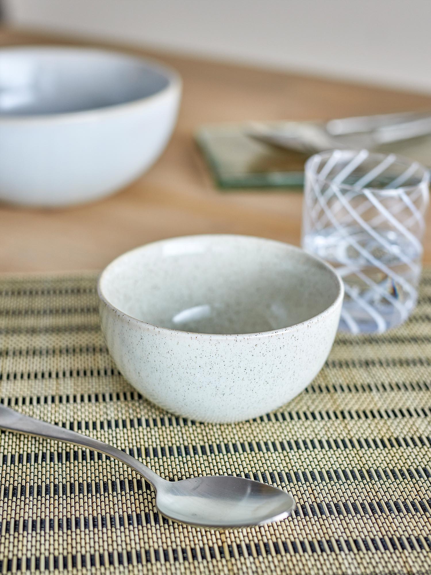 Die Addison Schale von Bloomingville aus weissem Steingut besticht durch ihr minimalistisches Design und ihre vielseitige Nutzung.