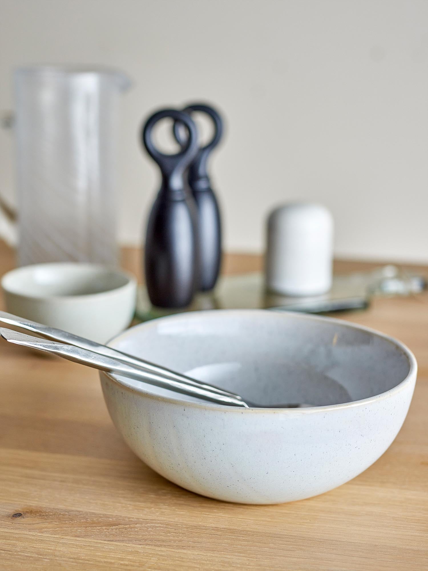 Die Addison Schale von Bloomingville aus weissem Steingut überzeugt durch ihr stilvolles Design und ihre vielseitige Verwendbarkeit.