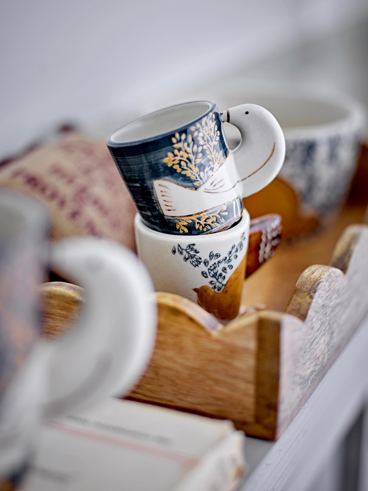 Die Hezha Espressotasse von Bloomingville aus blauem Steingut vereint skandinavisches Design mit hochwertiger Handwerkskunst.