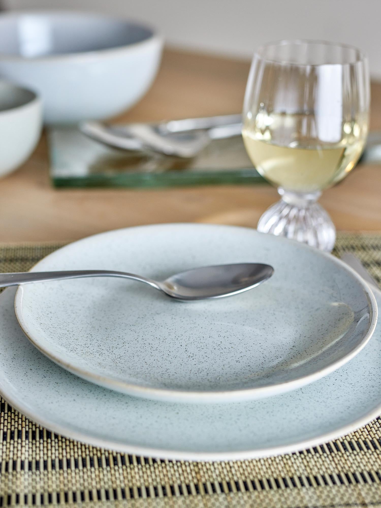 Der Addison Teller von Bloomingville aus weissem Steingut besticht durch zeitlose Eleganz und ist perfekt für jede Tischdekoration.