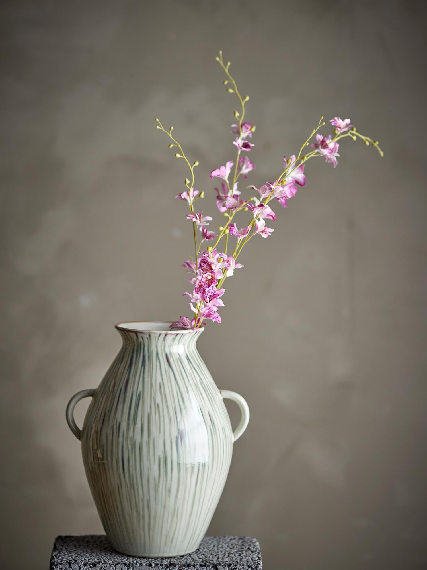 Eleganter Orchid Stiel in Weiss von Bloomingville – zeitlose Schönheit ohne Pflegeaufwand, ideal für stilvolle Dekorationen.