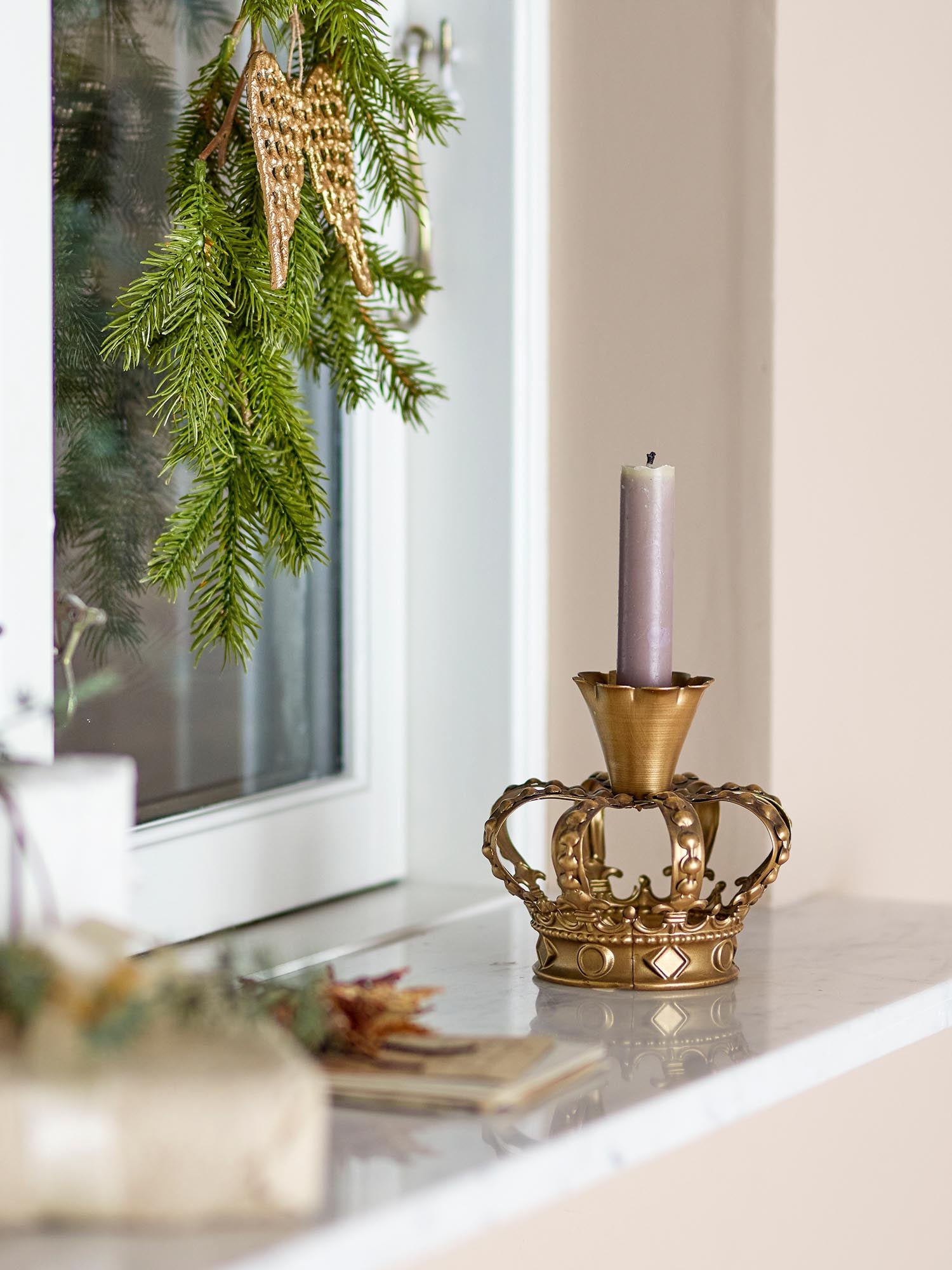 Eleganter Lilibeth Kerzenhalter aus goldfarbenem Metall von Bloomingville, ideal für stilvolle Dekoration und gemütliches Ambiente.