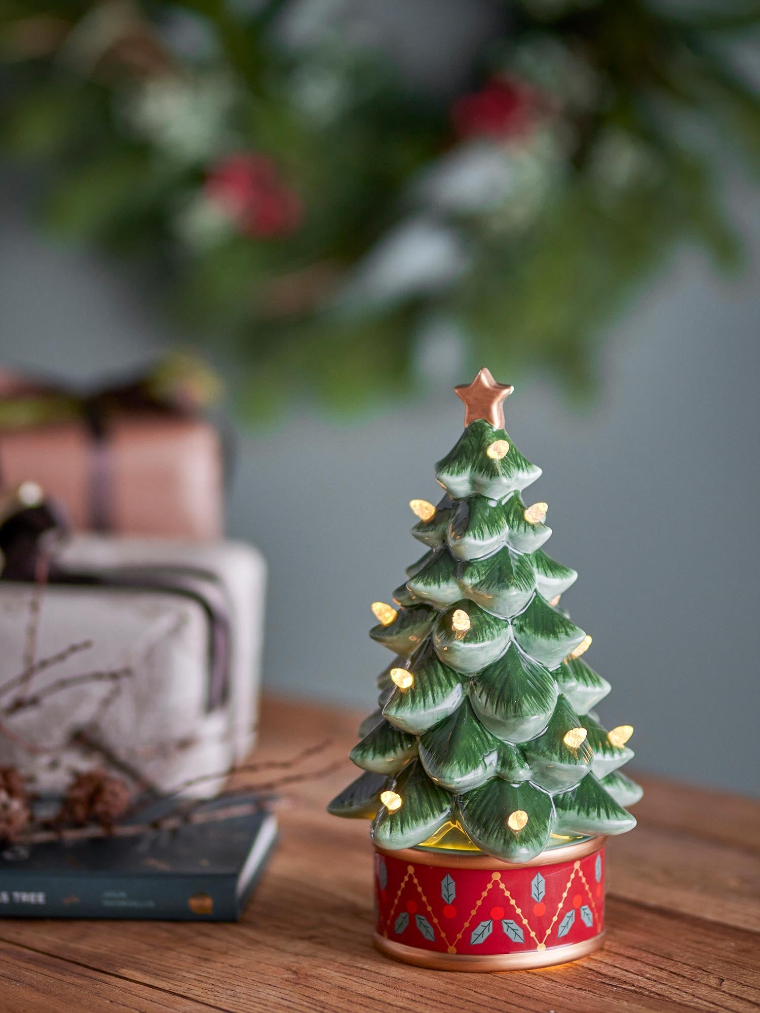 Die Fannie Deko von Bloomingville ist eine grüne Keramikleuchte, die modernes Design mit stimmungsvoller Beleuchtung kombiniert.