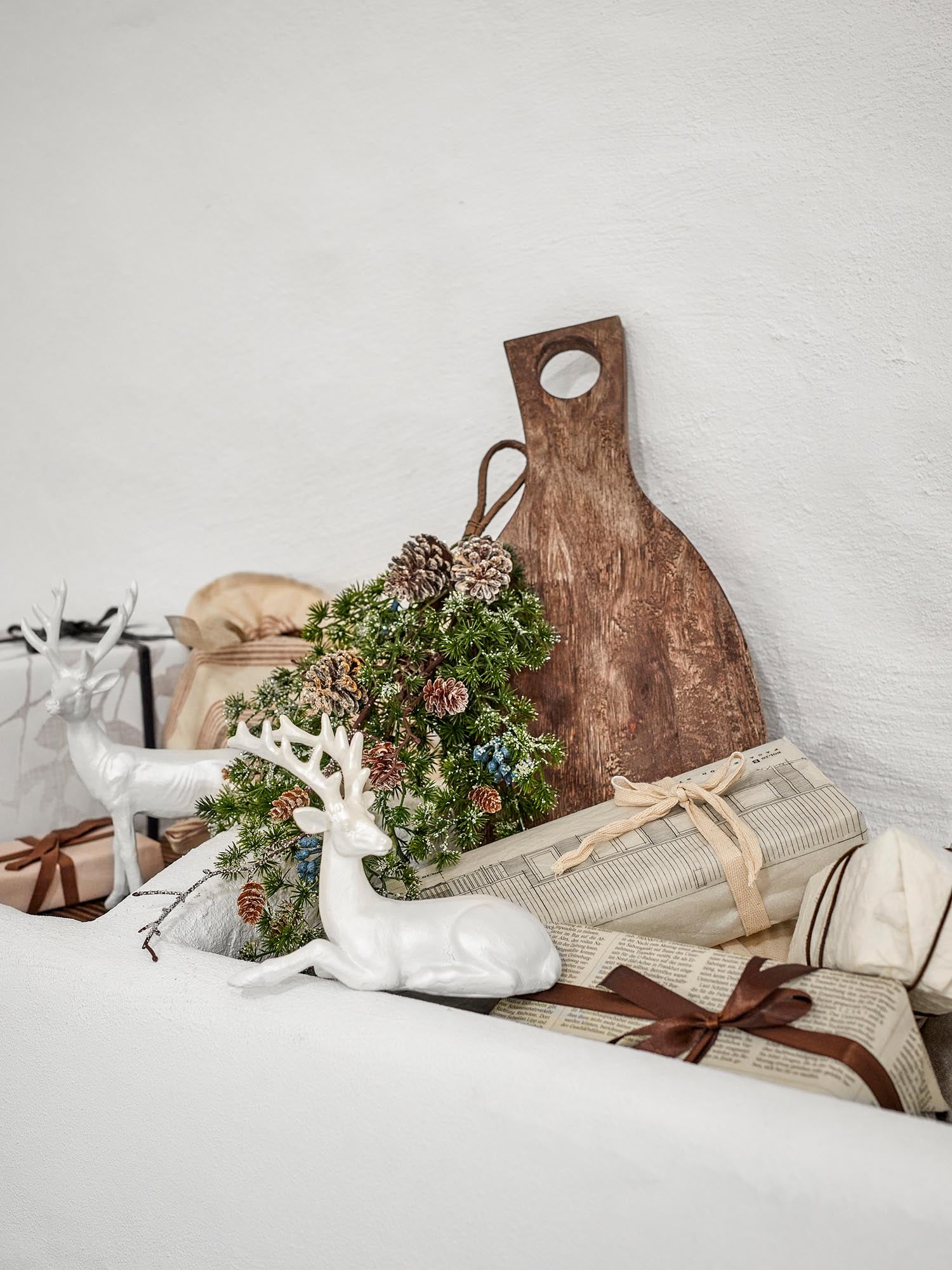 Zwei elegante, weisse Hirschfiguren aus Polyresin, die zeitlose Eleganz und stilvolle Akzente in jedem Raum setzen.