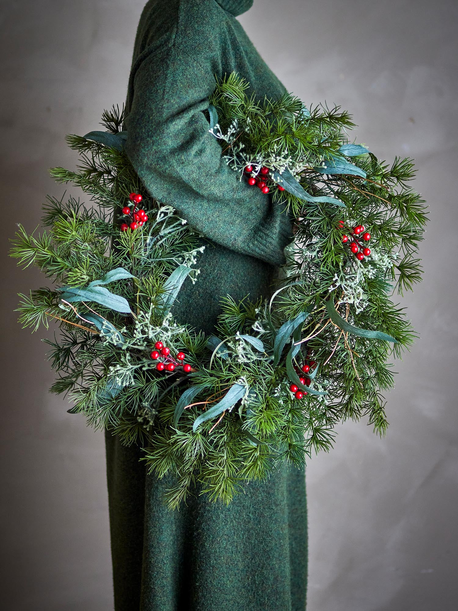 Ein künstlicher grüner Pine Kranz von Bloomingville, ideal für festliche Dekorationen und langlebige Eleganz in jedem Raum.